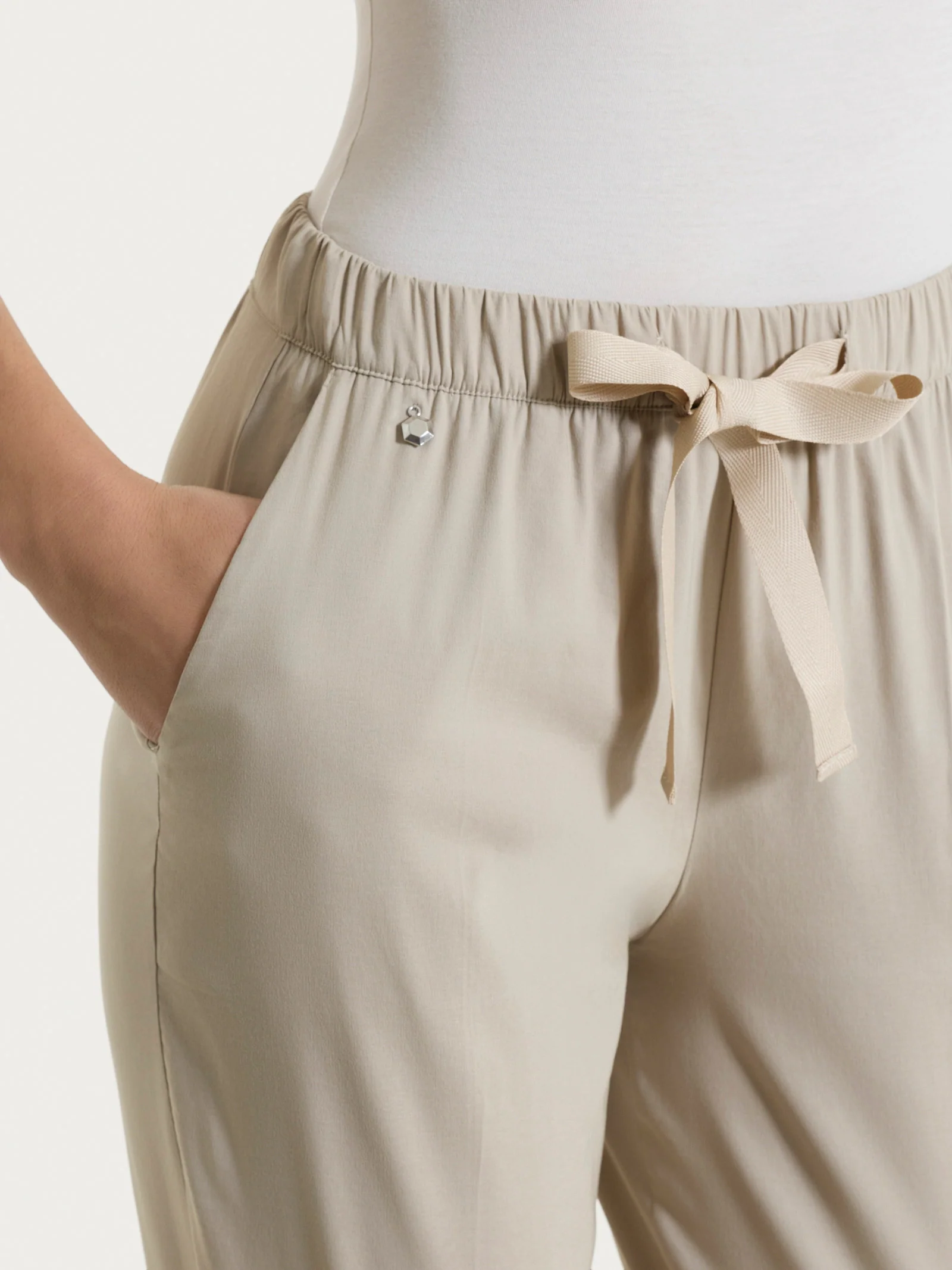 Pantalone jogger con tasche in Super Fresh - Crockery - Image 5