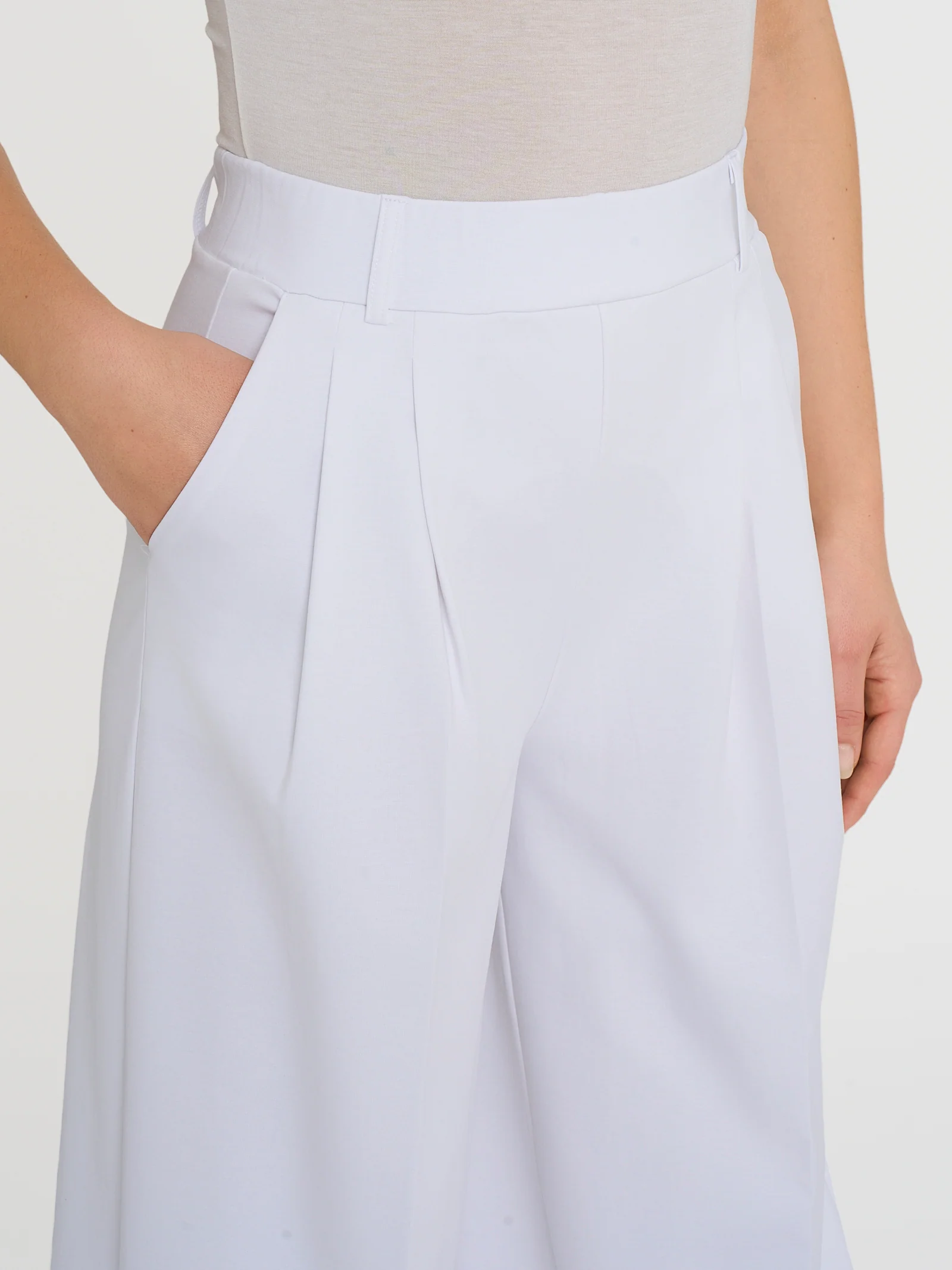 Pantalone lungo a palazzo con tasche e pinces in Compact Light - Bianco - Image 3