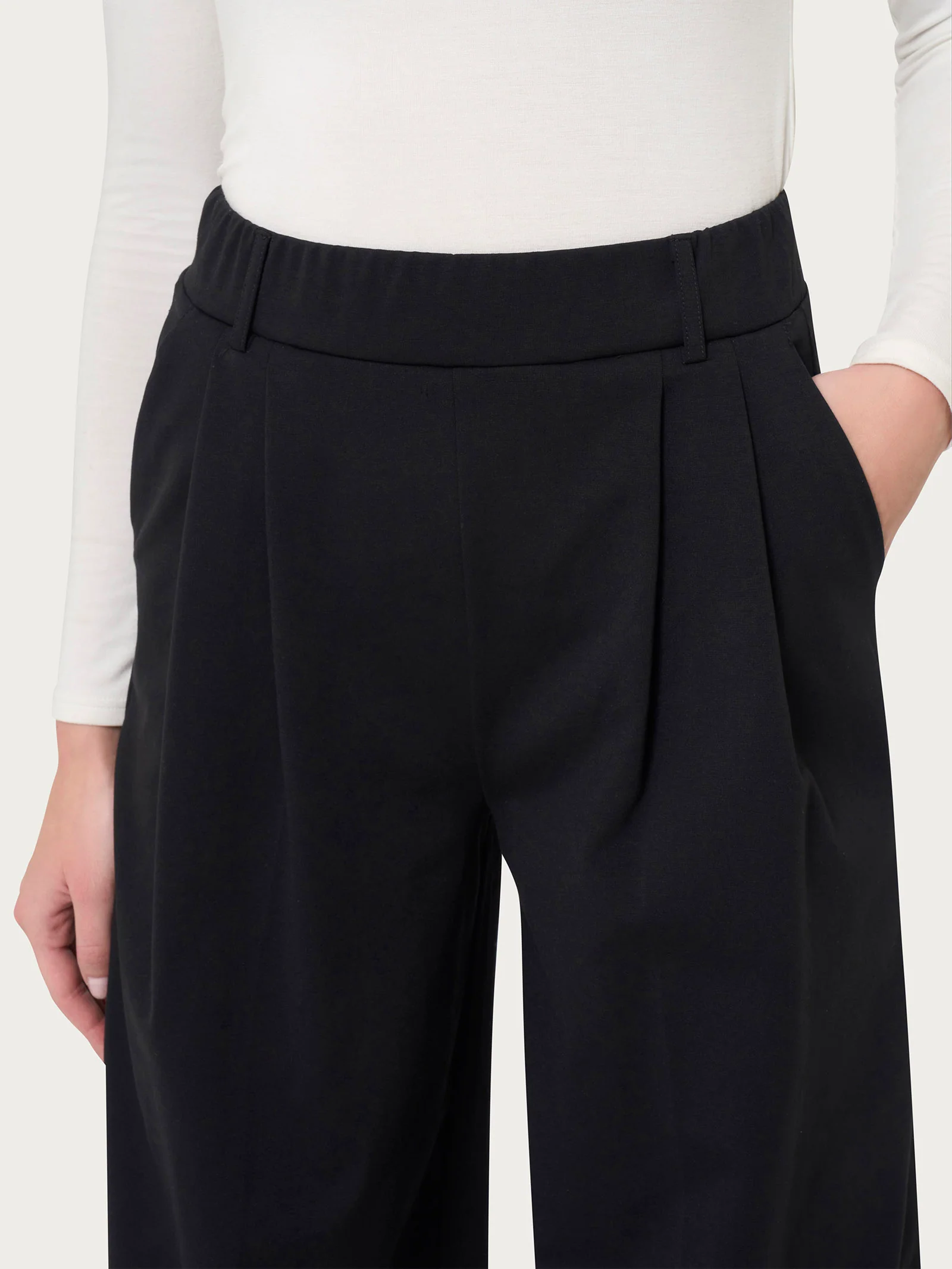 Pantalone lungo a palazzo con tasche e pinces in Compact Light - Nero - Image 3