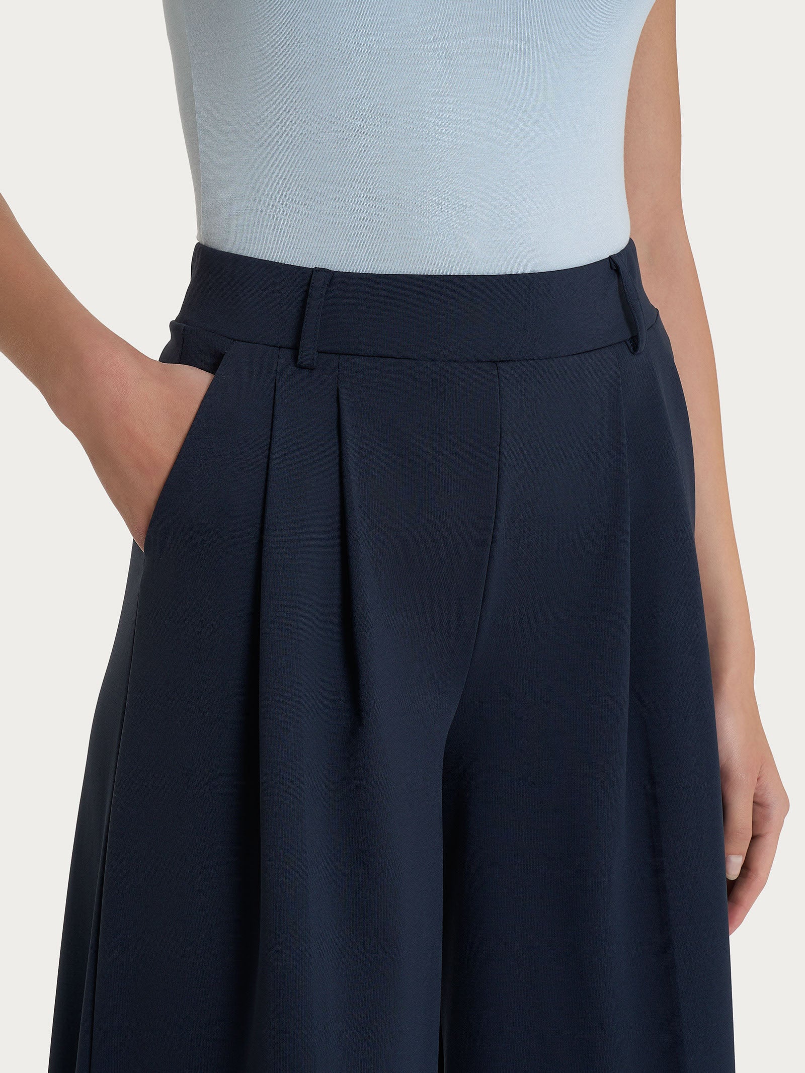 Pantalone lungo a palazzo con tasche e pinces in Compact Light - Bleu - Image 3