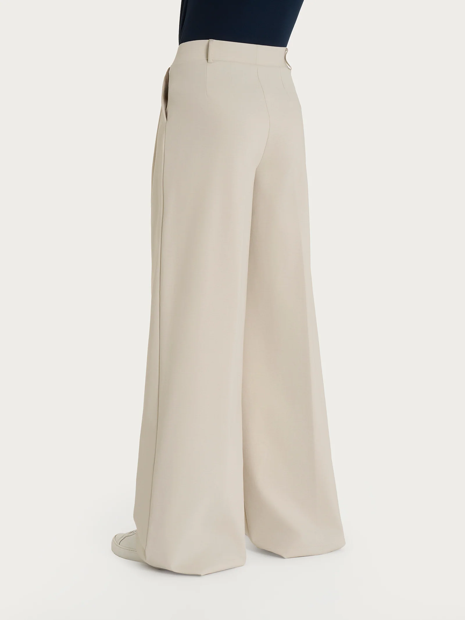 Pantalone lungo a palazzo con tasche e pinces in Compact Light - Champignon - Image 2