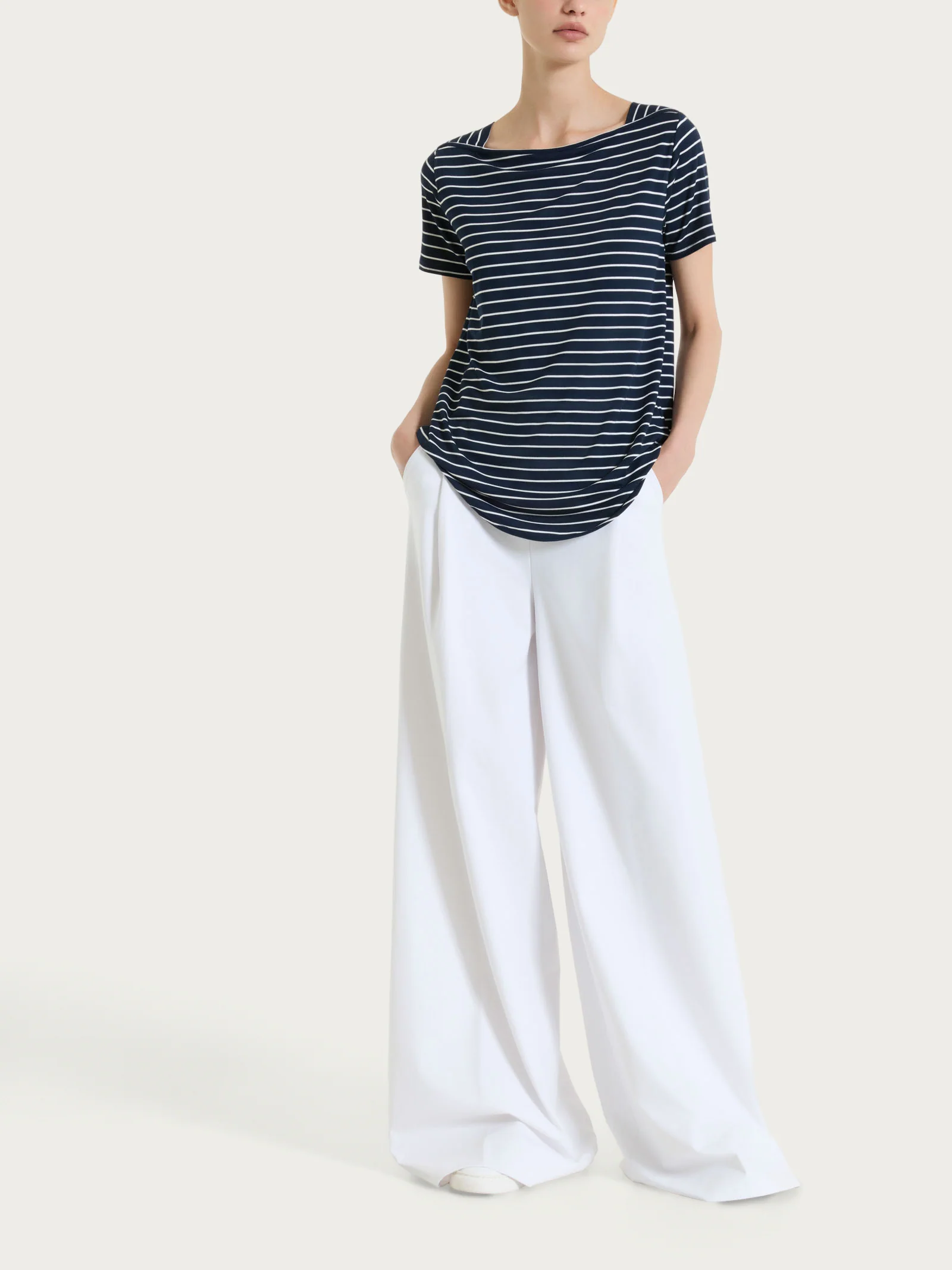 Pantalone lungo a palazzo con tasche e pinces in Compact Light - Bianco - Image 5
