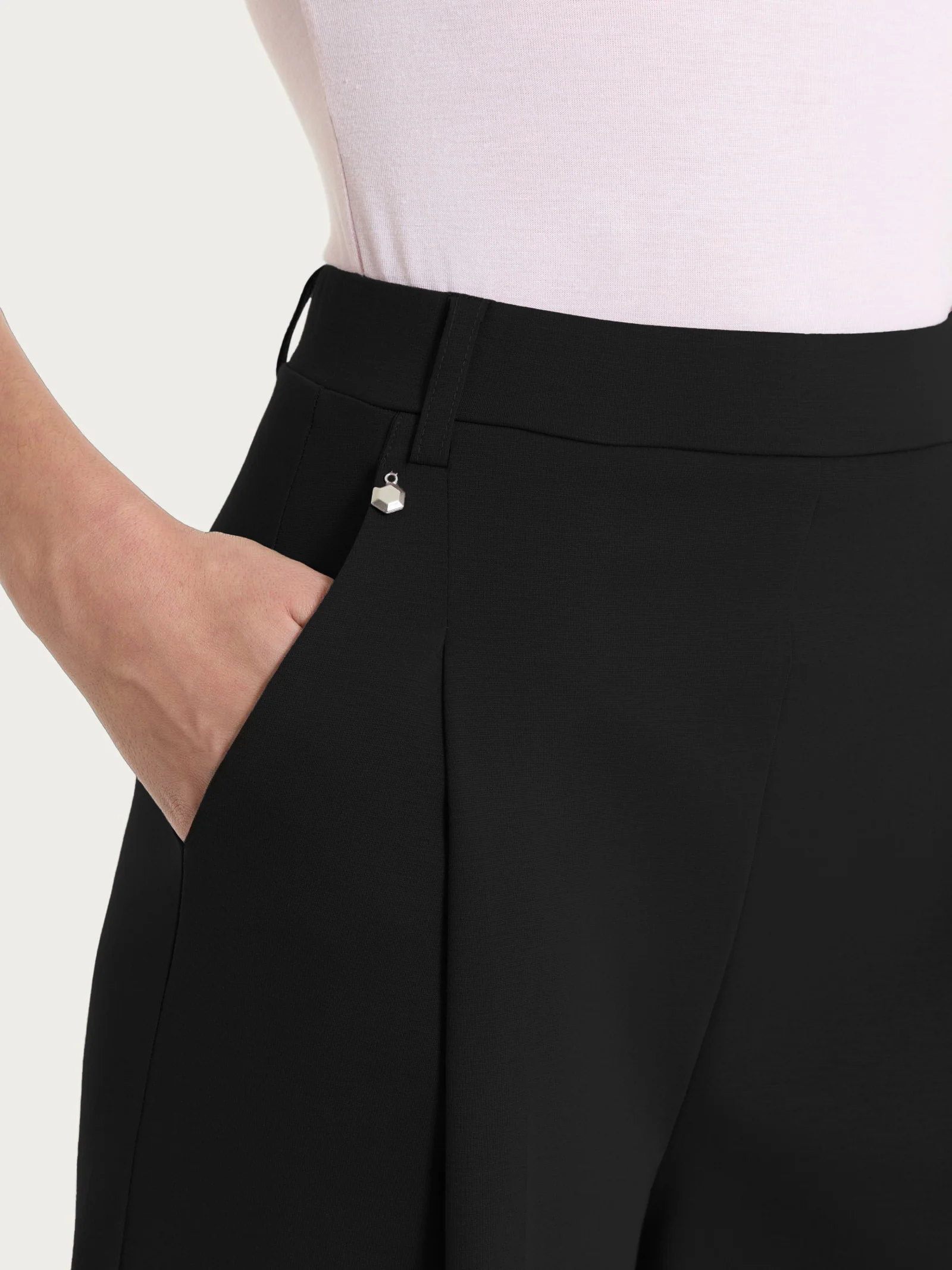 Pantalone lungo a palazzo con tasche e pinces in Compact Light - Nero - Image 3
