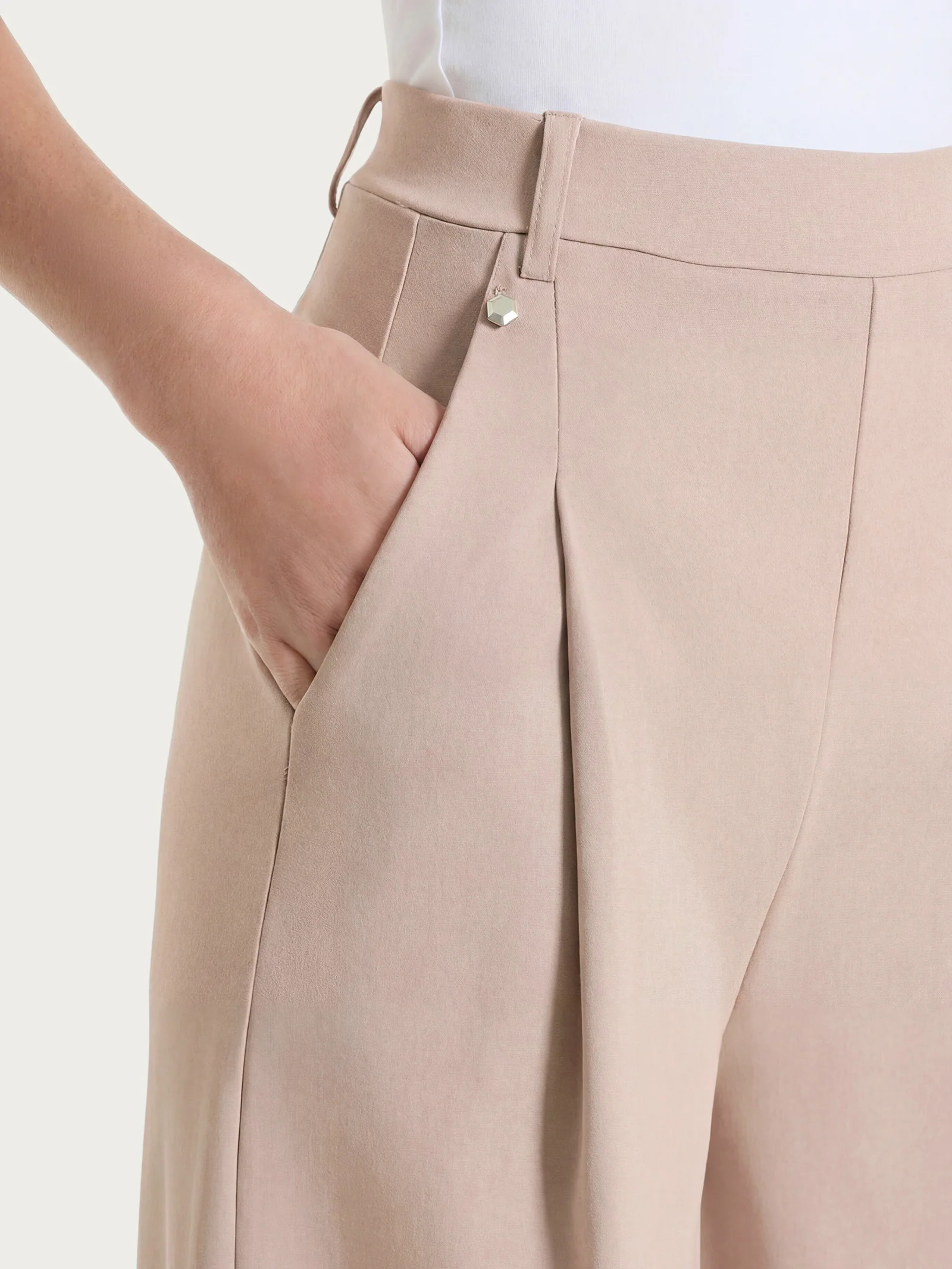 Pantalone lungo a palazzo con tasche e pinces in Compact Light - Warm Taupe - Image 3