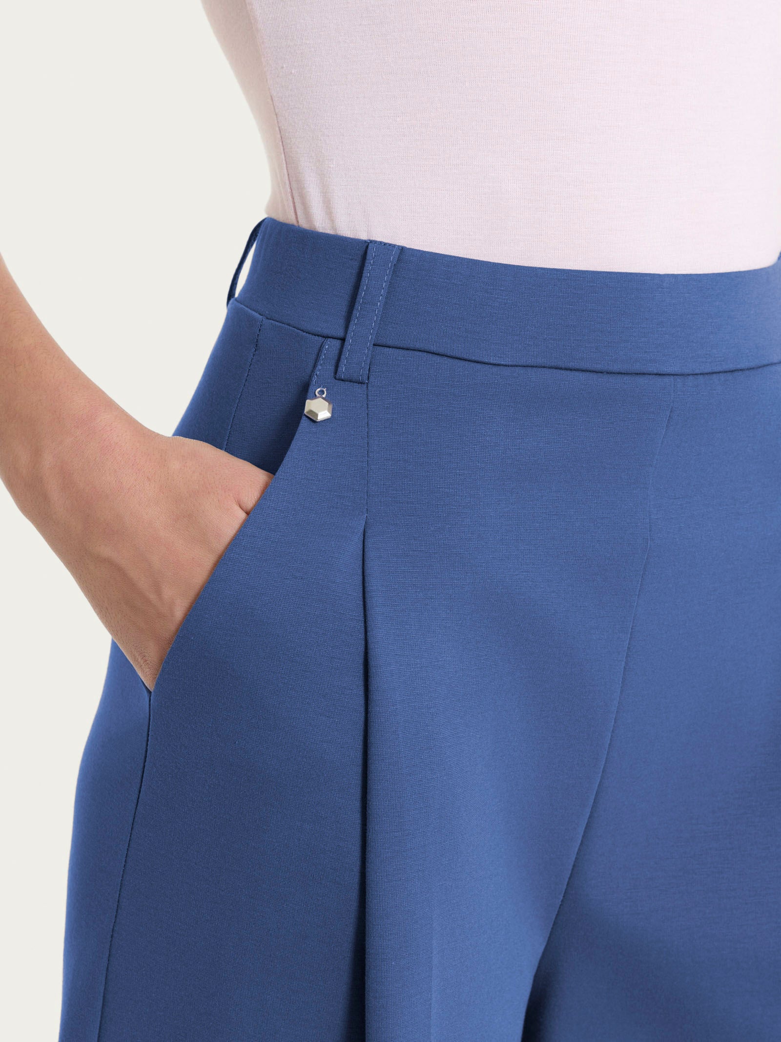 Pantalone lungo a palazzo con tasche e pinces in Compact Light - Oceana - Image 3