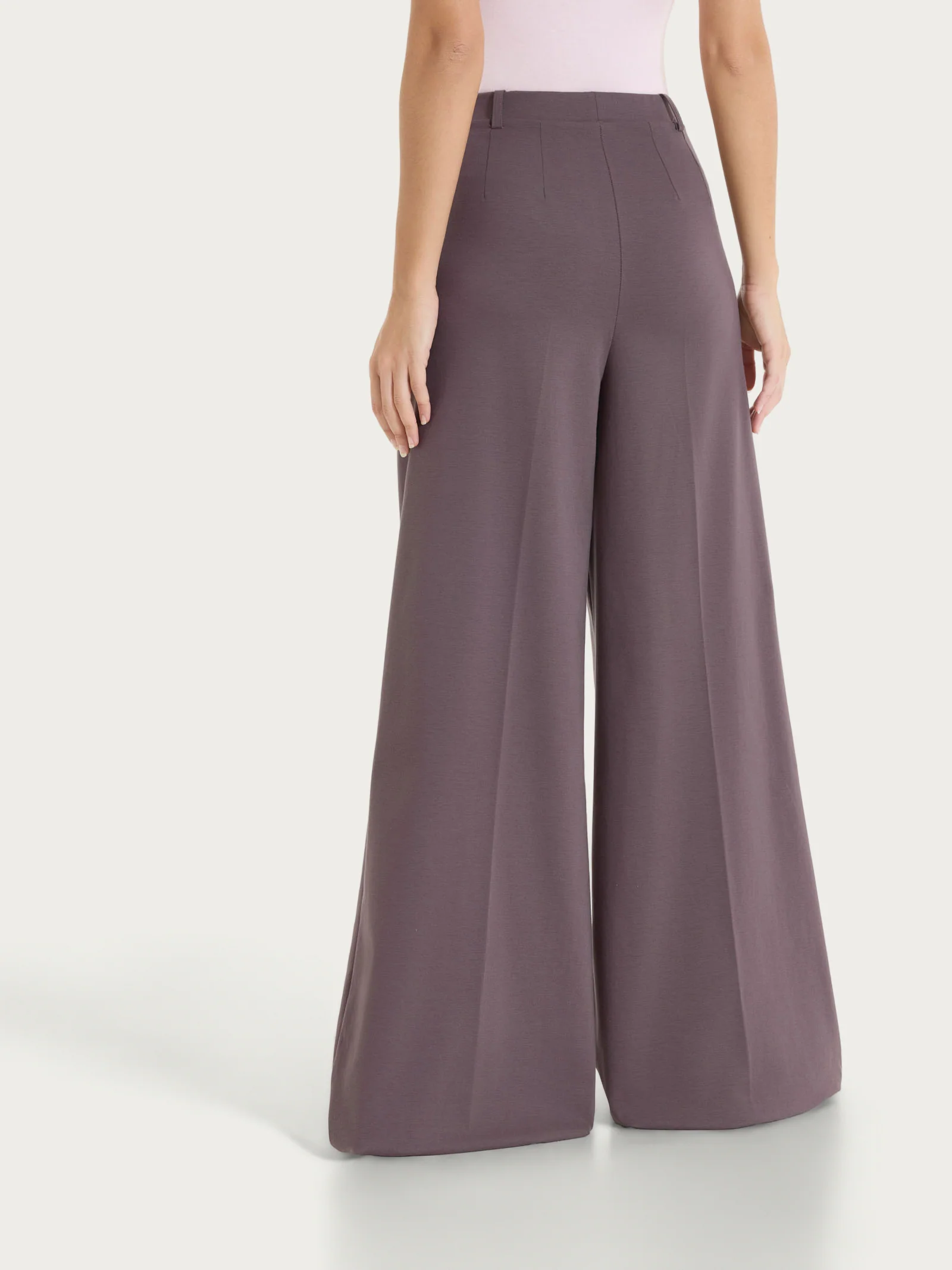 Pantalone lungo a palazzo con tasche e pinces in Compact Light - Plum Truffle - Image 2