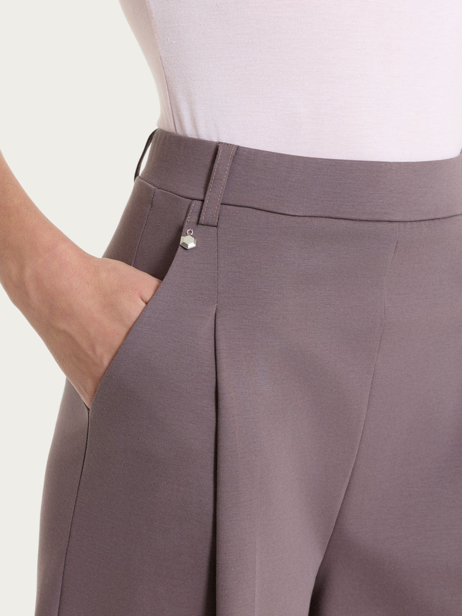 Pantalone lungo a palazzo con tasche e pinces in Compact Light - Plum Truffle - Image 3