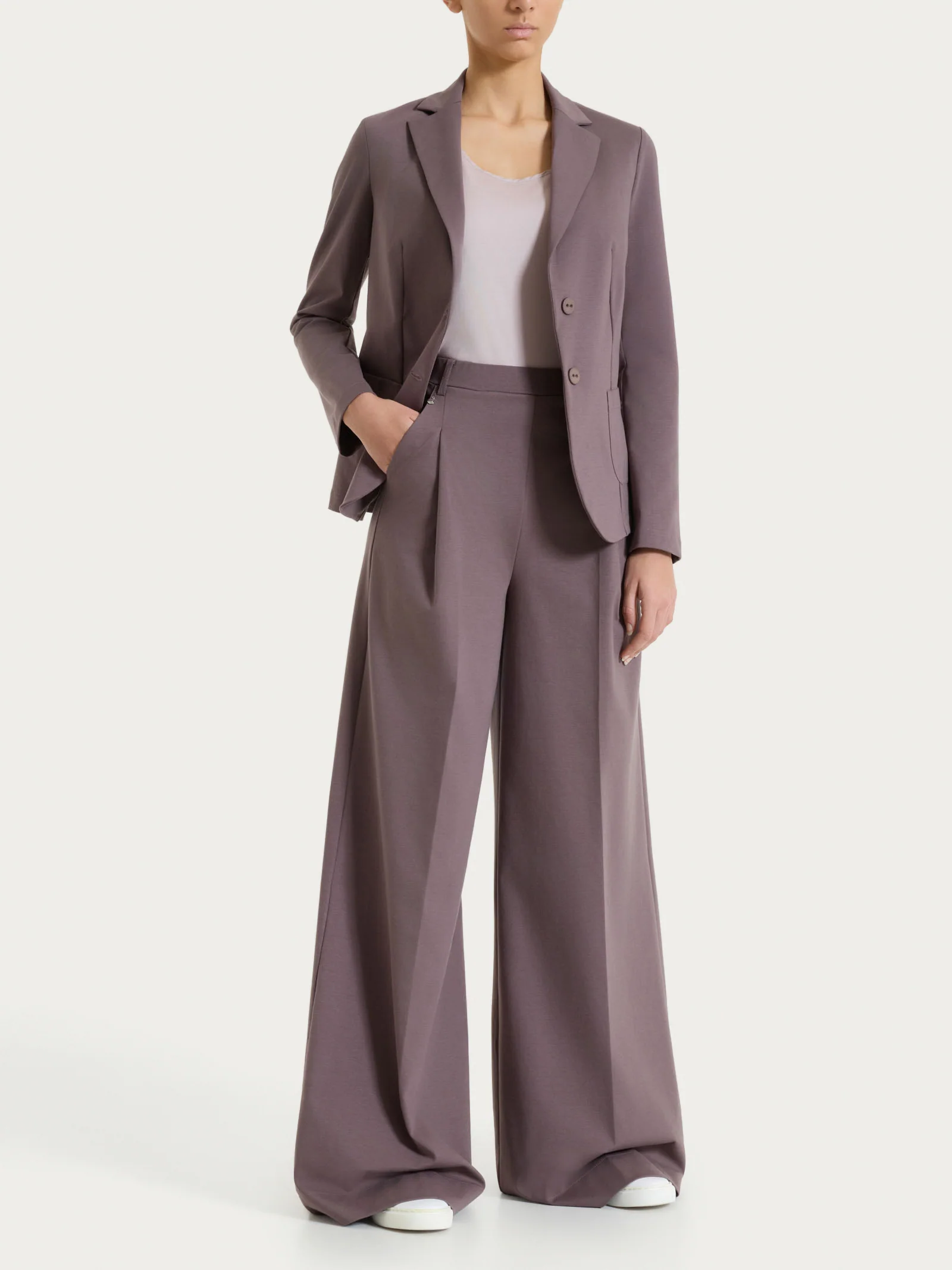 Pantalone lungo a palazzo con tasche e pinces in Compact Light - Plum Truffle - Image 5