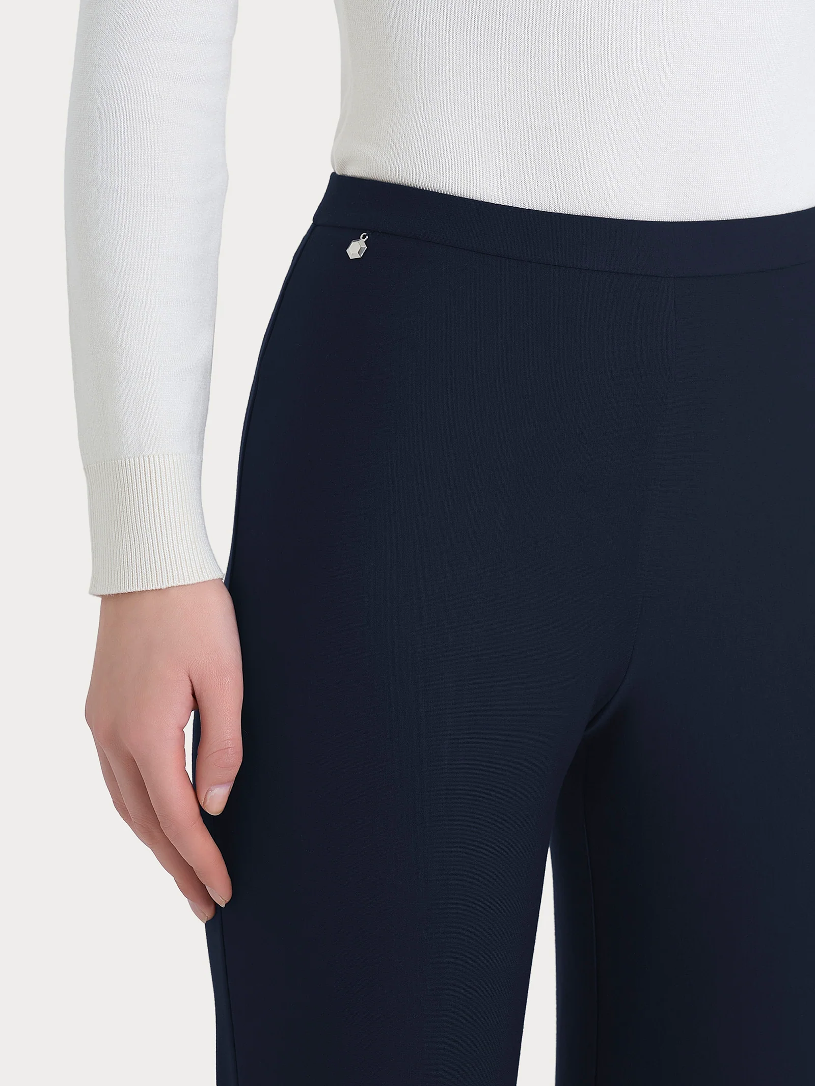 Pantalone modellante dritto con tasche in Compact - Persia - Image 3