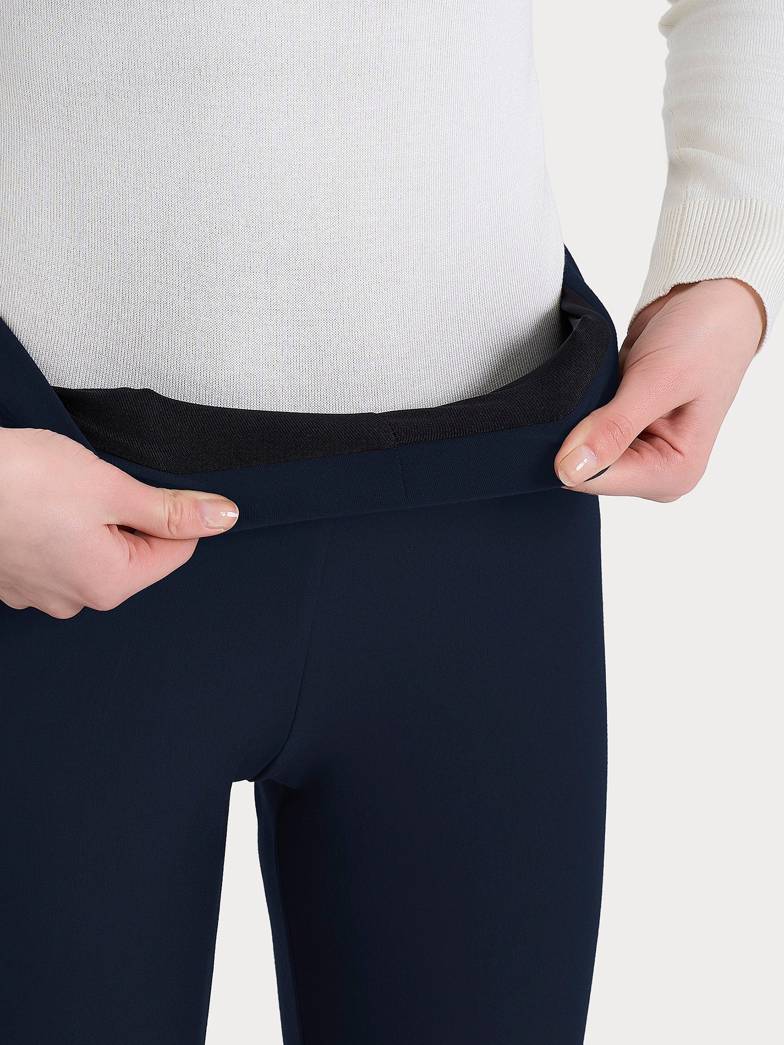 Pantalone modellante dritto con tasche in Compact - Persia - Image 4