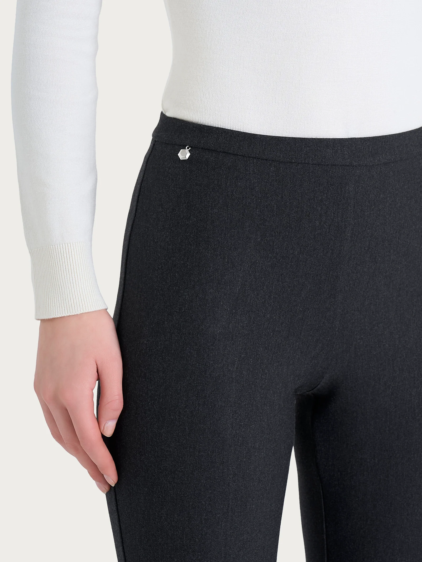 Pantalone modellante dritto con tasche in Compact - Oscuro Mel. - Image 3