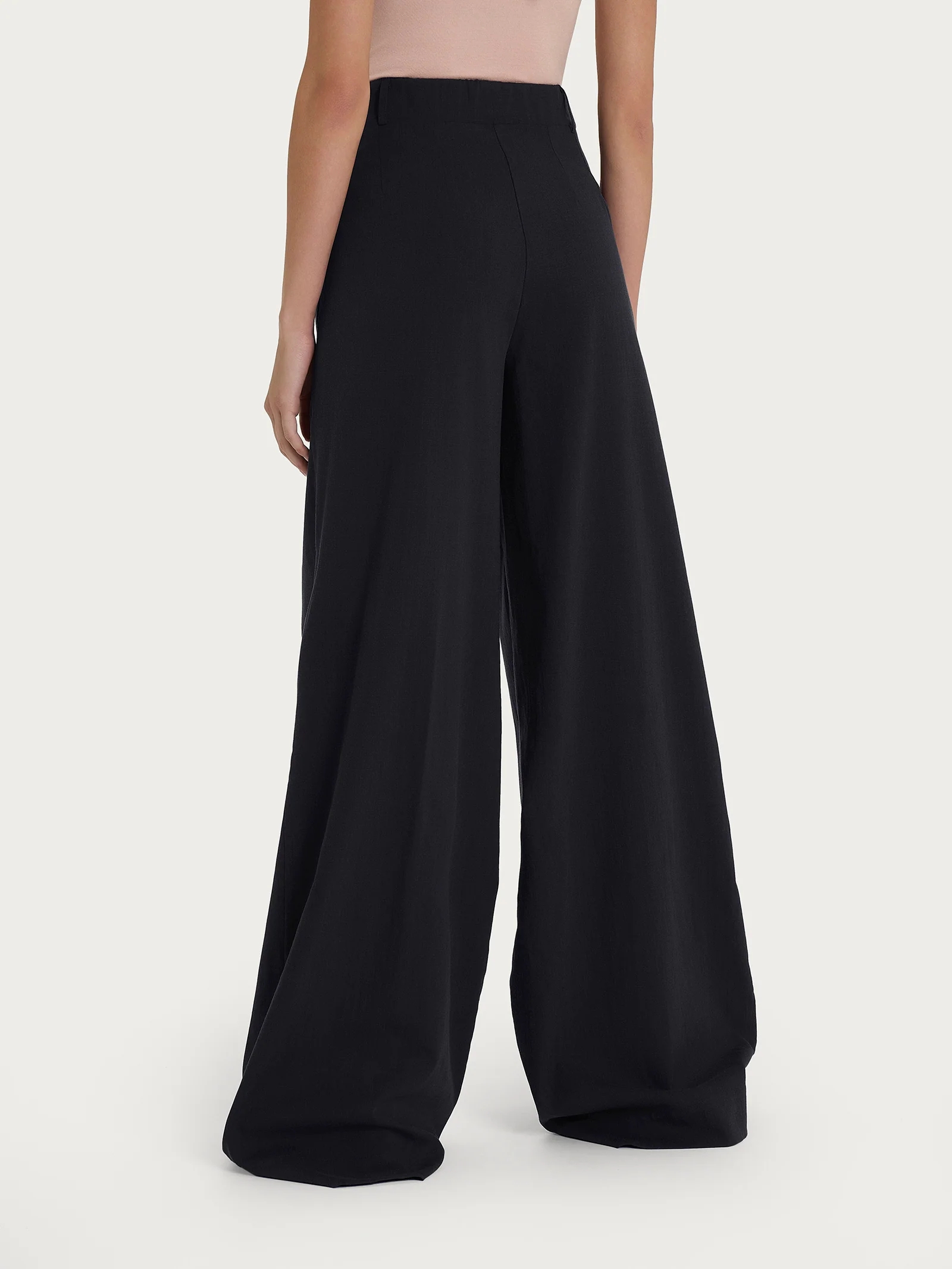 Pantalone palazzo con tasche e pinces in Super Natural - Nero - Image 2