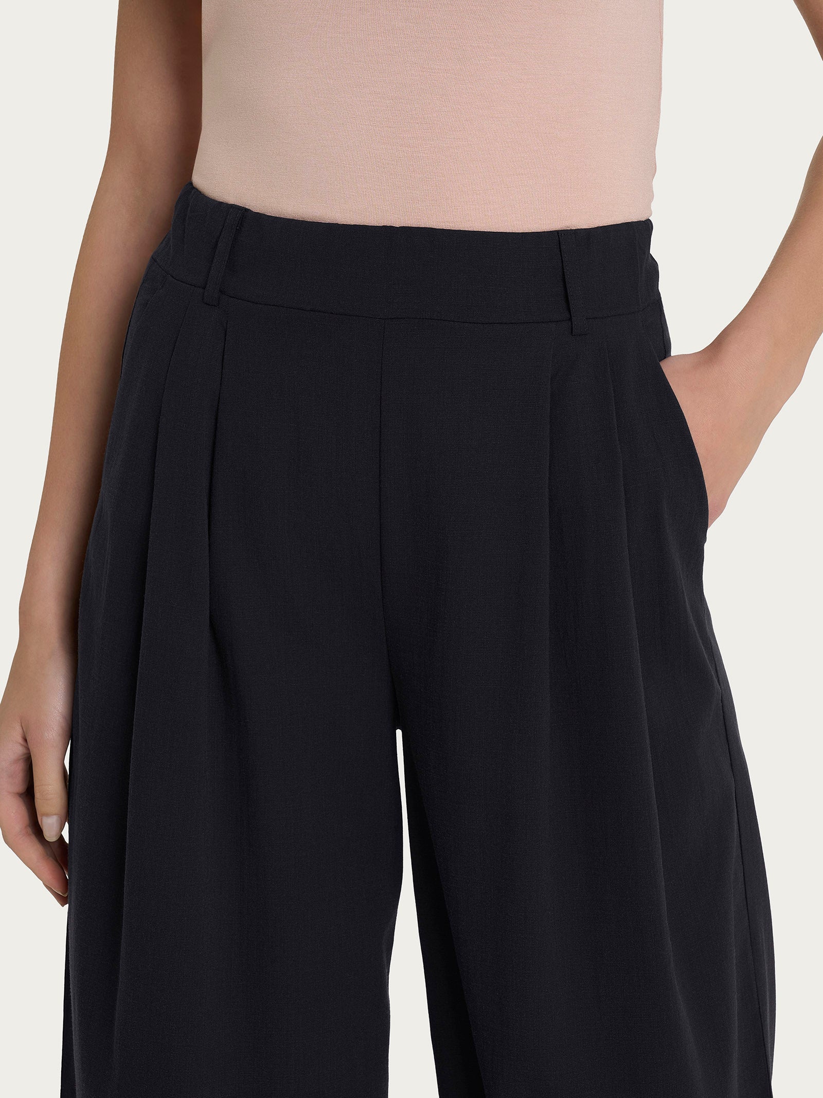 Pantalone palazzo con tasche e pinces in Super Natural - Nero - Image 3