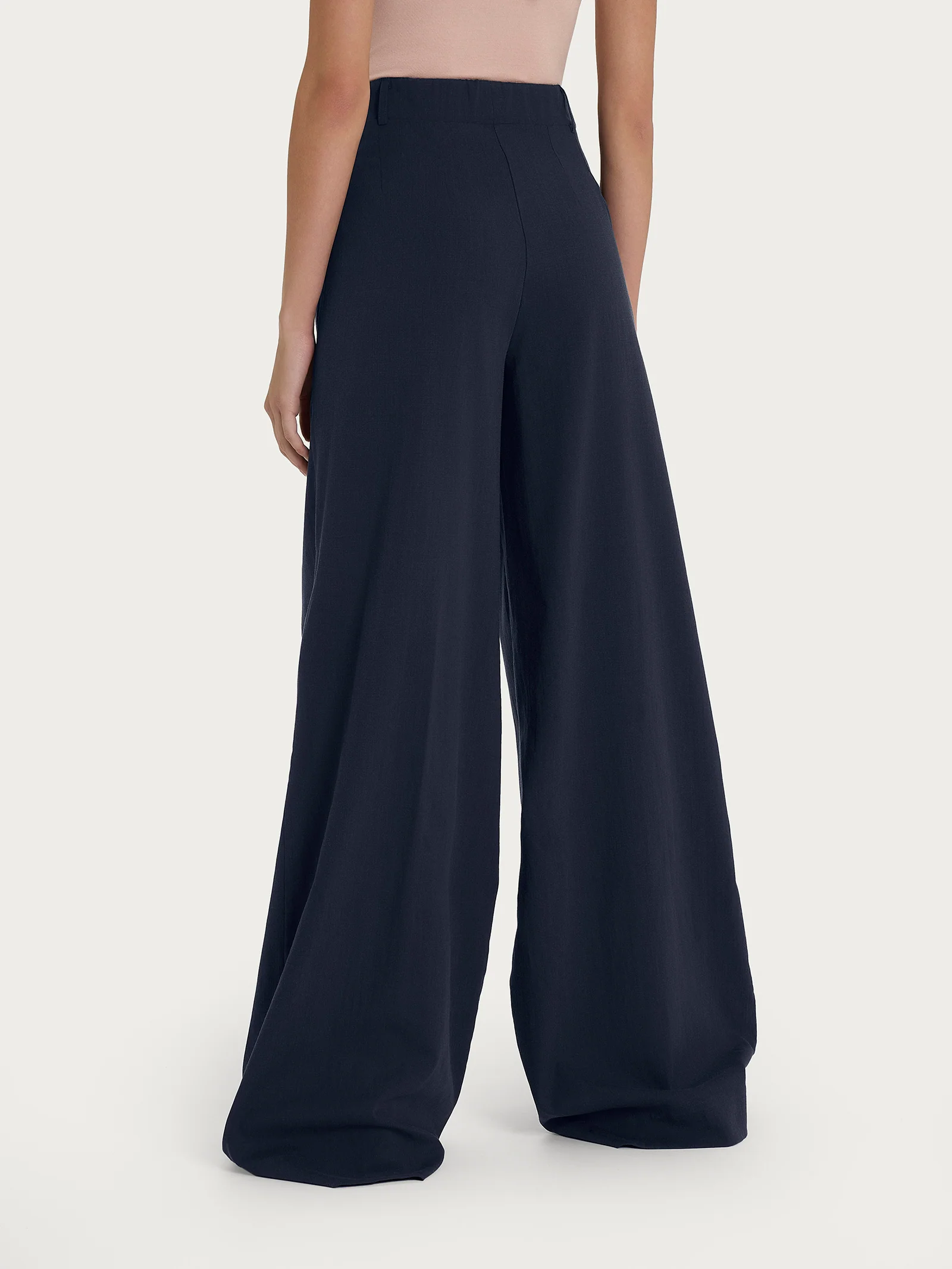 Pantalone palazzo con tasche e pinces in Super Natural - Bleu - Image 2