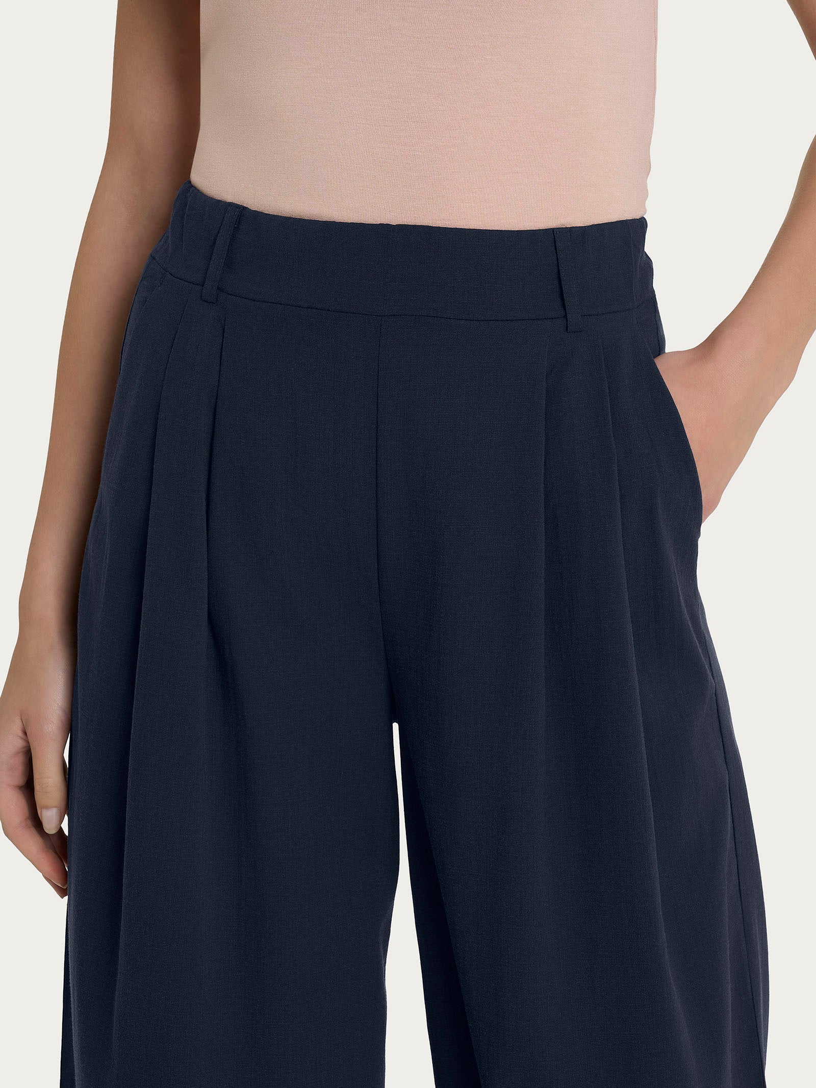 Pantalone palazzo con tasche e pinces in Super Natural - Bleu - Image 3