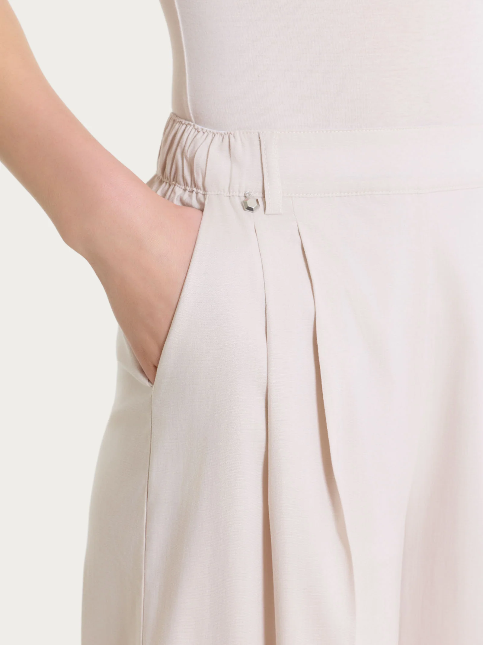 Pantalone palazzo con tasche e pinces in Super Natural - Champignon - Image 3