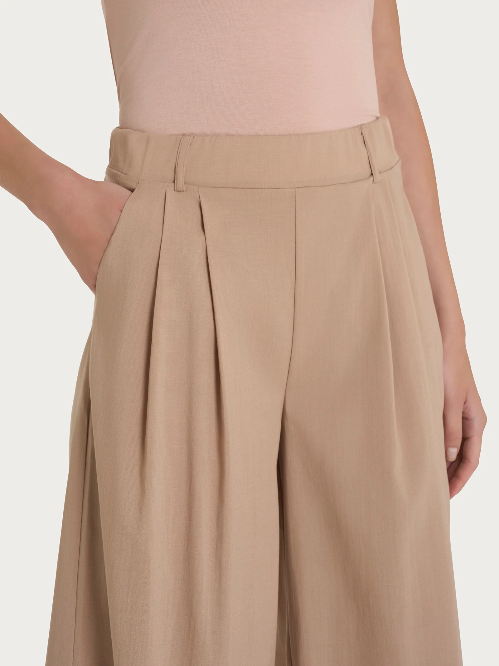 Pantalone palazzo con tasche e pinces in Super Natural - Warm Taupe - Image 3