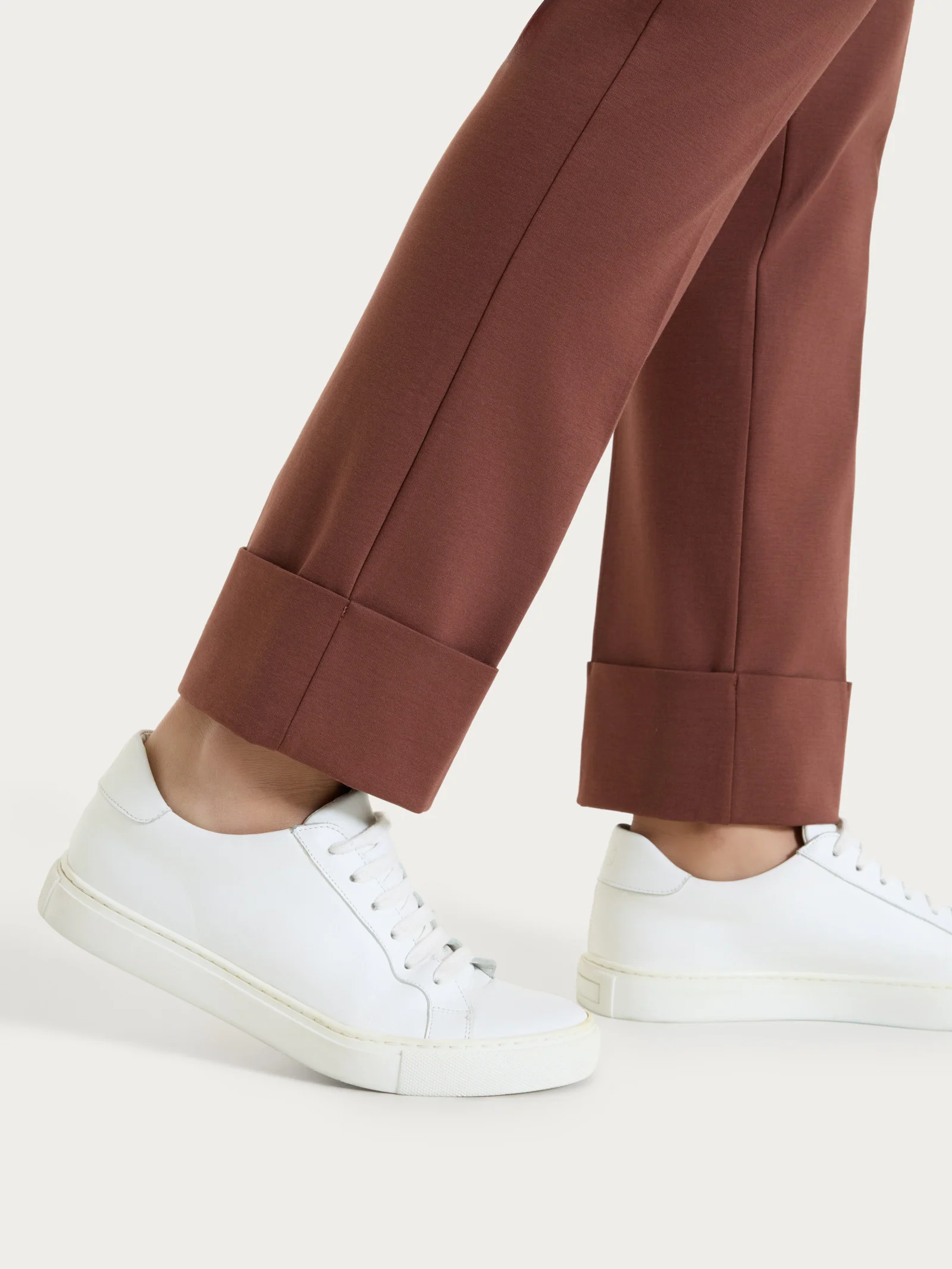 Pantalone slim dritto in Compact Light - Cappuccino - Image 4