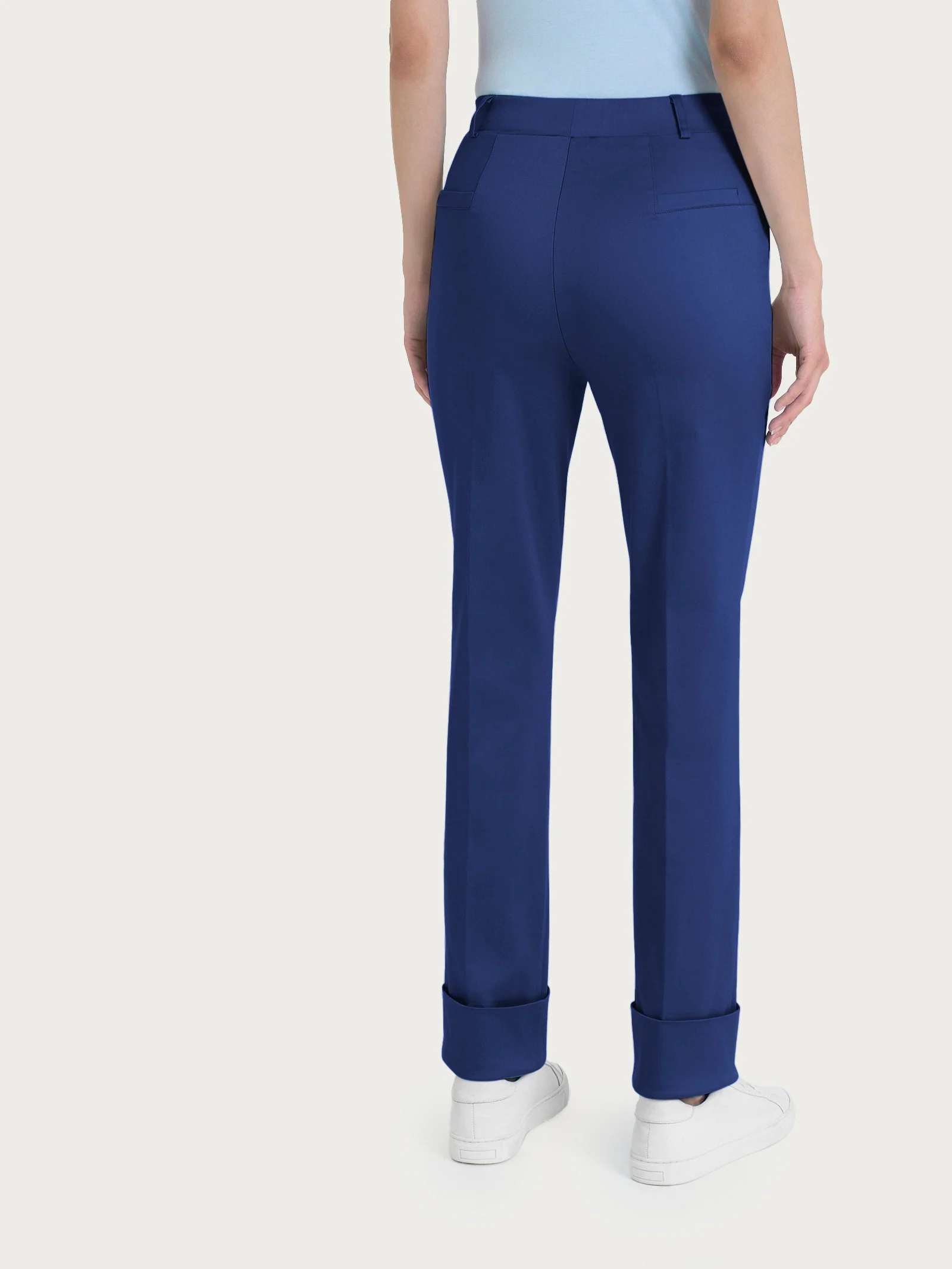 Pantalone slim dritto in Satin Power - Blueberry - Image 2