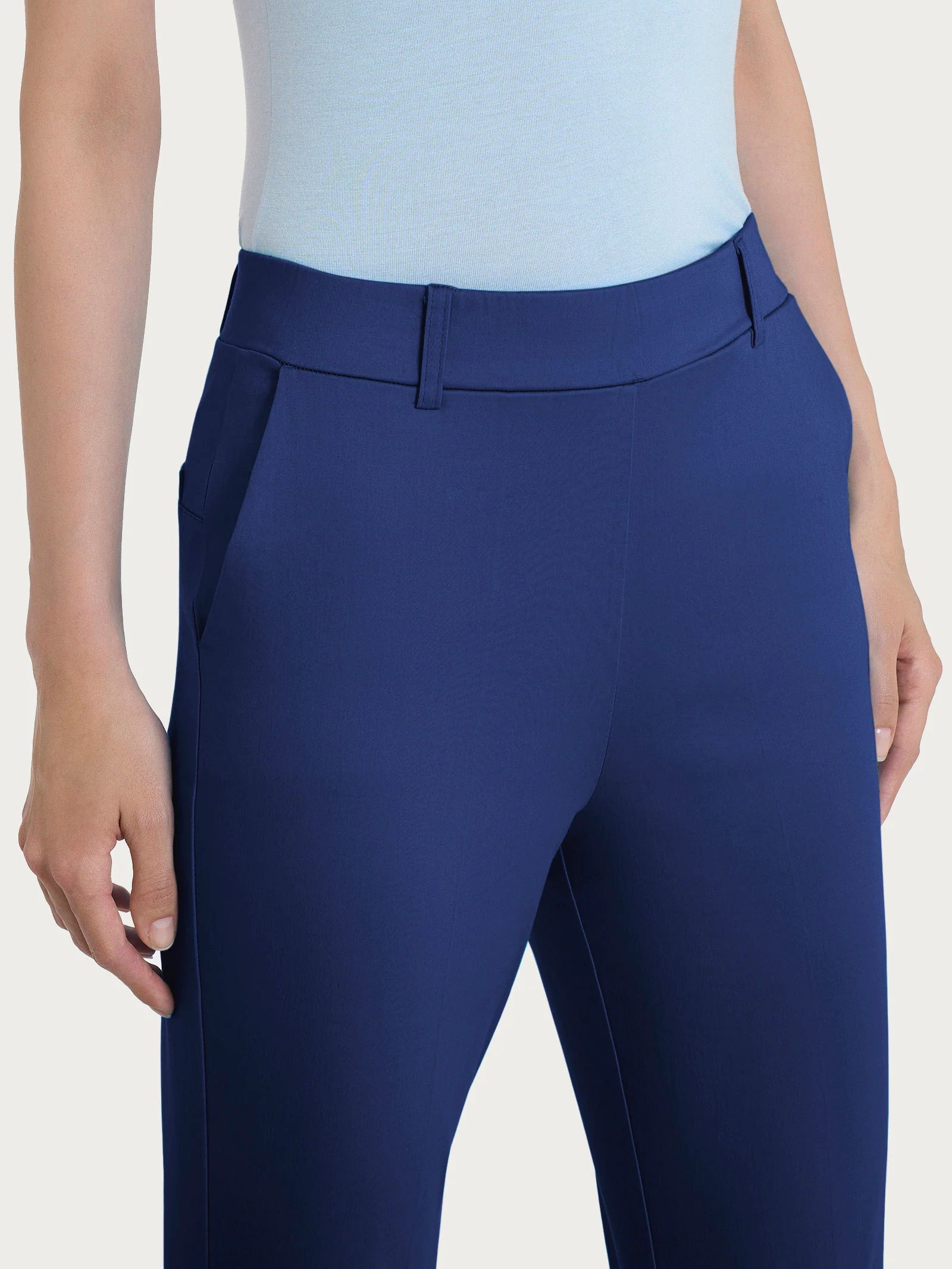 Pantalone slim dritto in Satin Power - Blueberry - Image 3