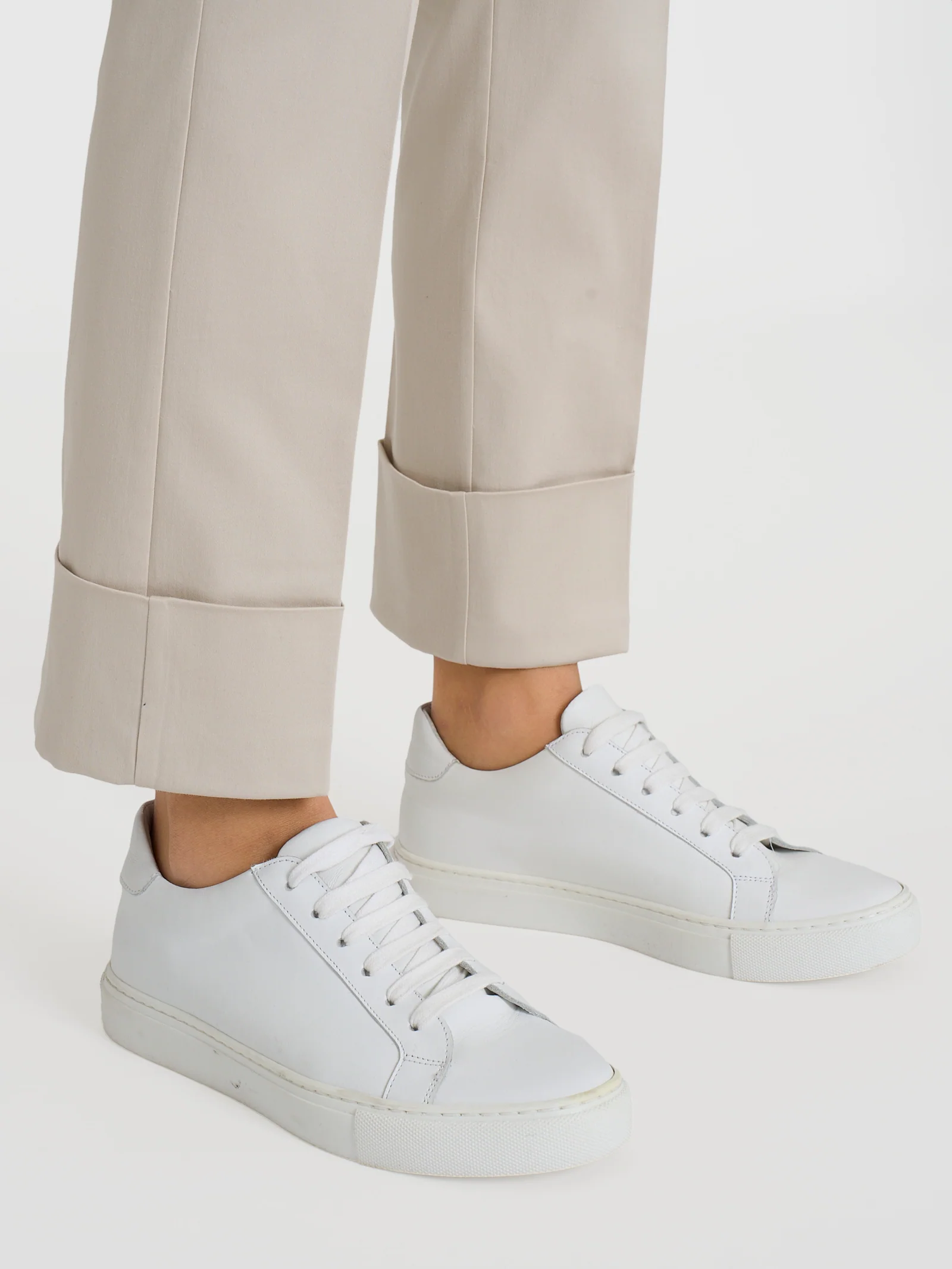 Pantalone slim dritto in Satin Power - Champignon - Image 3