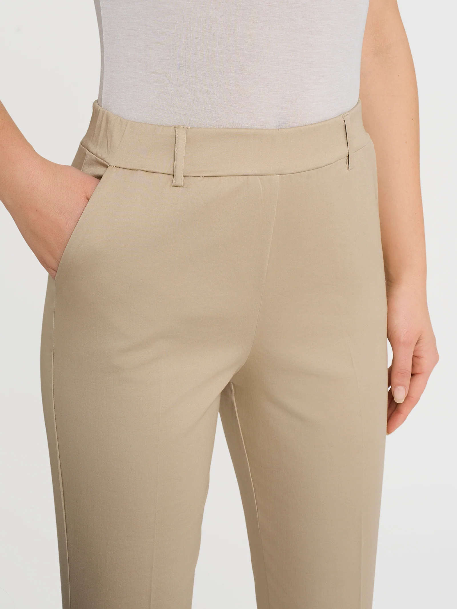 Pantalone slim dritto in Satin Power - Irish Cream - Image 5