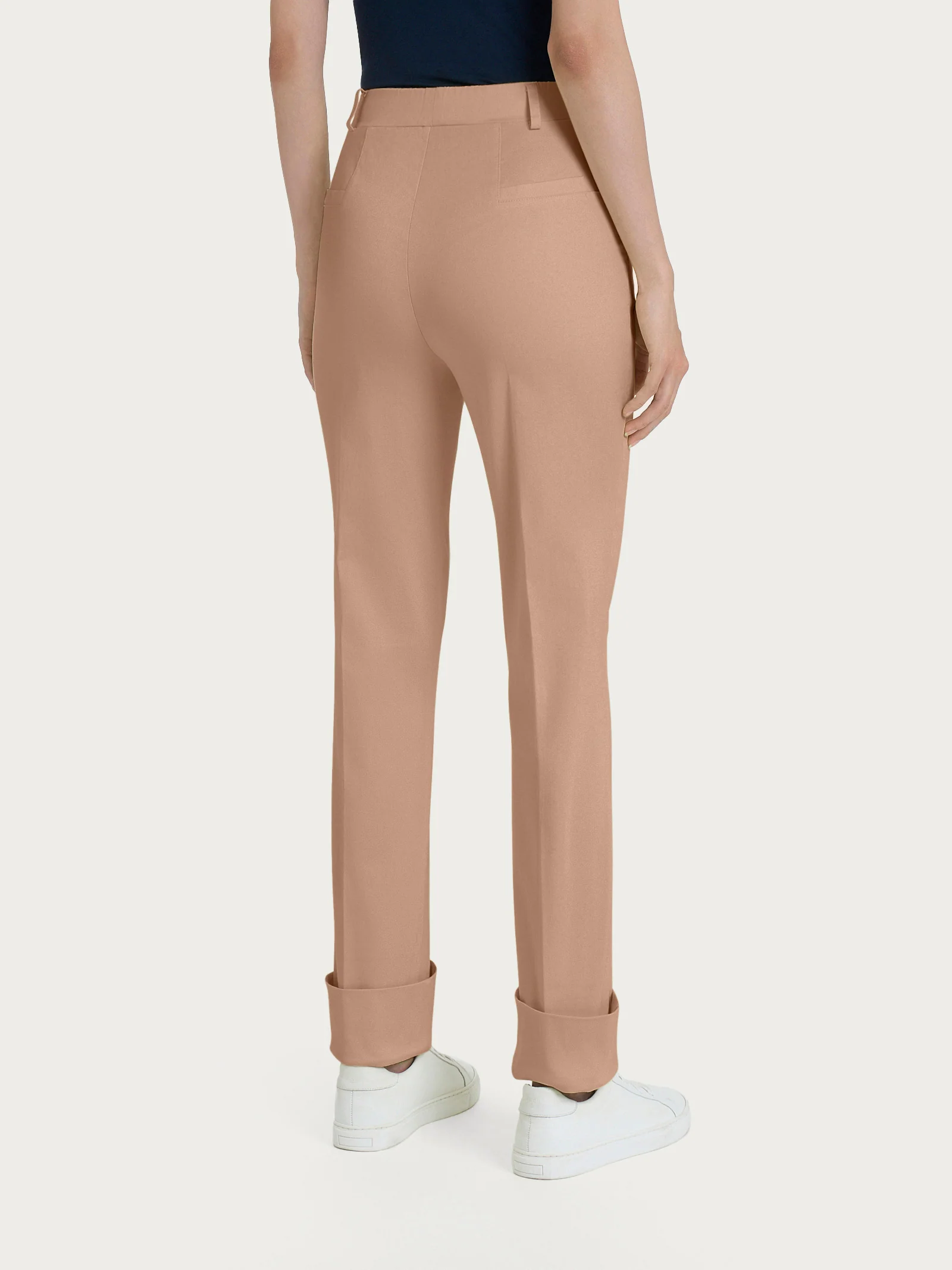 Pantalone slim dritto in Satin Power - Warm Taupe - Image 2