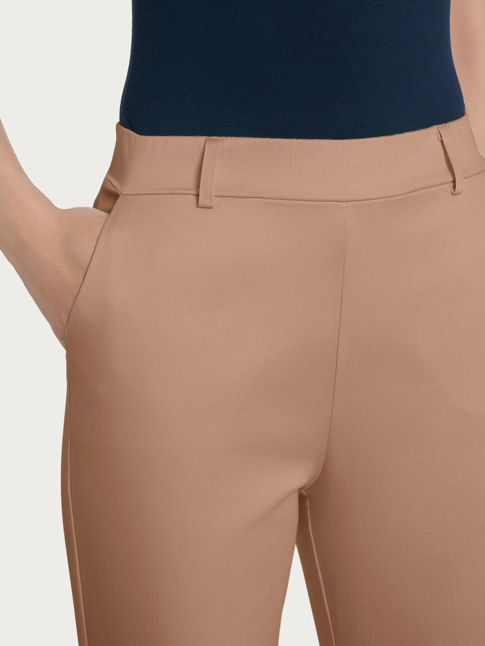 Pantalone slim dritto in Satin Power - Warm Taupe - Image 3