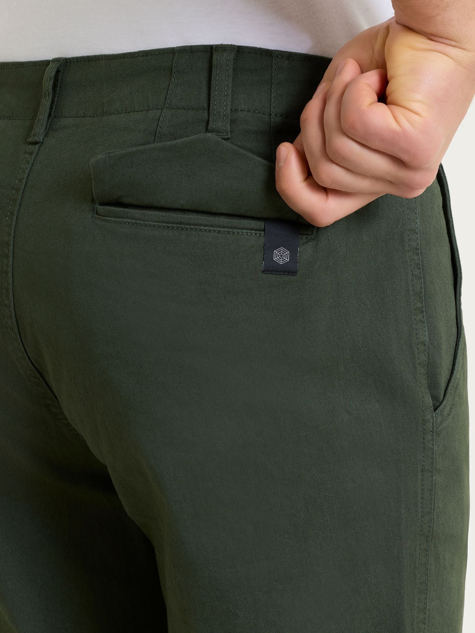Pantaloni Chino in Twill di Eco Cotton -  Kombu Green - Image 4