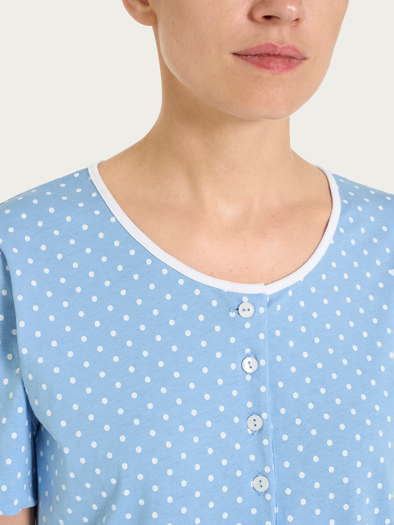 Pigiama a pois con collo a serafino in Jersey di cotone - Fant. Della Robbia Blue - Image 4
