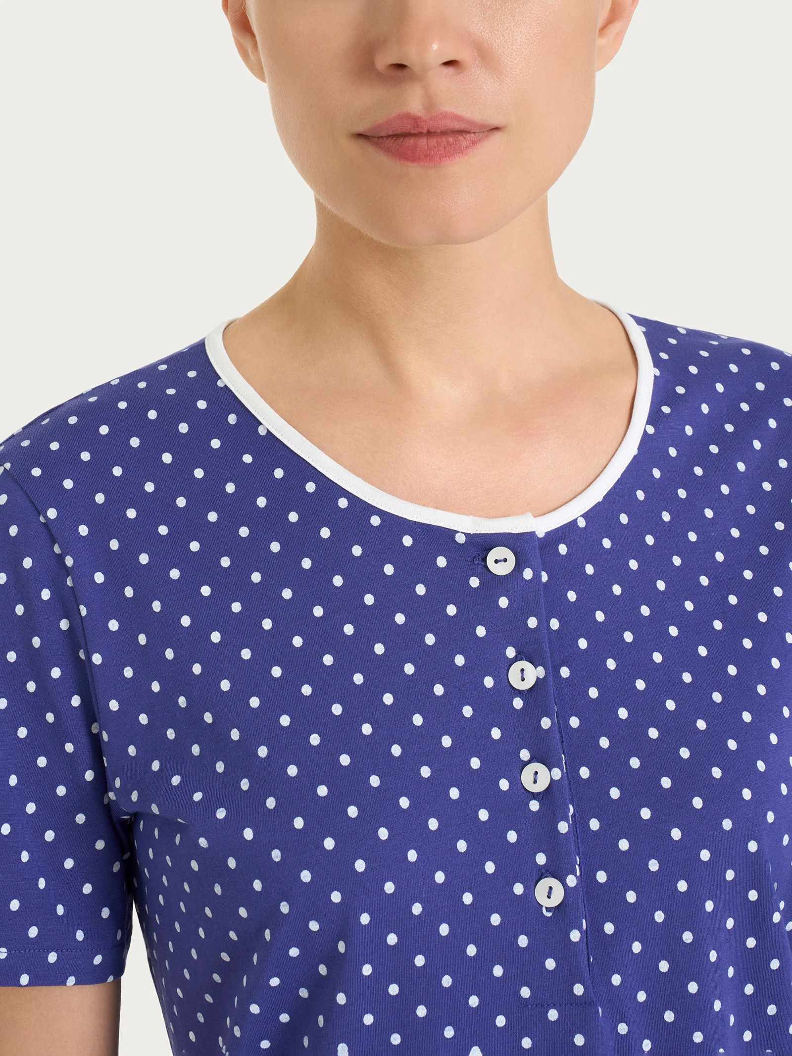 Pigiama a pois con collo a serafino in Jersey di cotone - Navy Blue Pois - Image 4