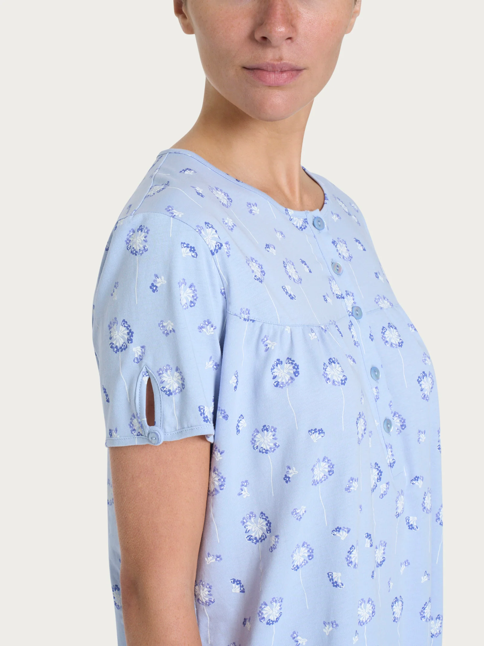 Pigiama a serafino con arricciatura in Jersey di cotone 40-52 - Fant. Brunnera Blue - Image 3