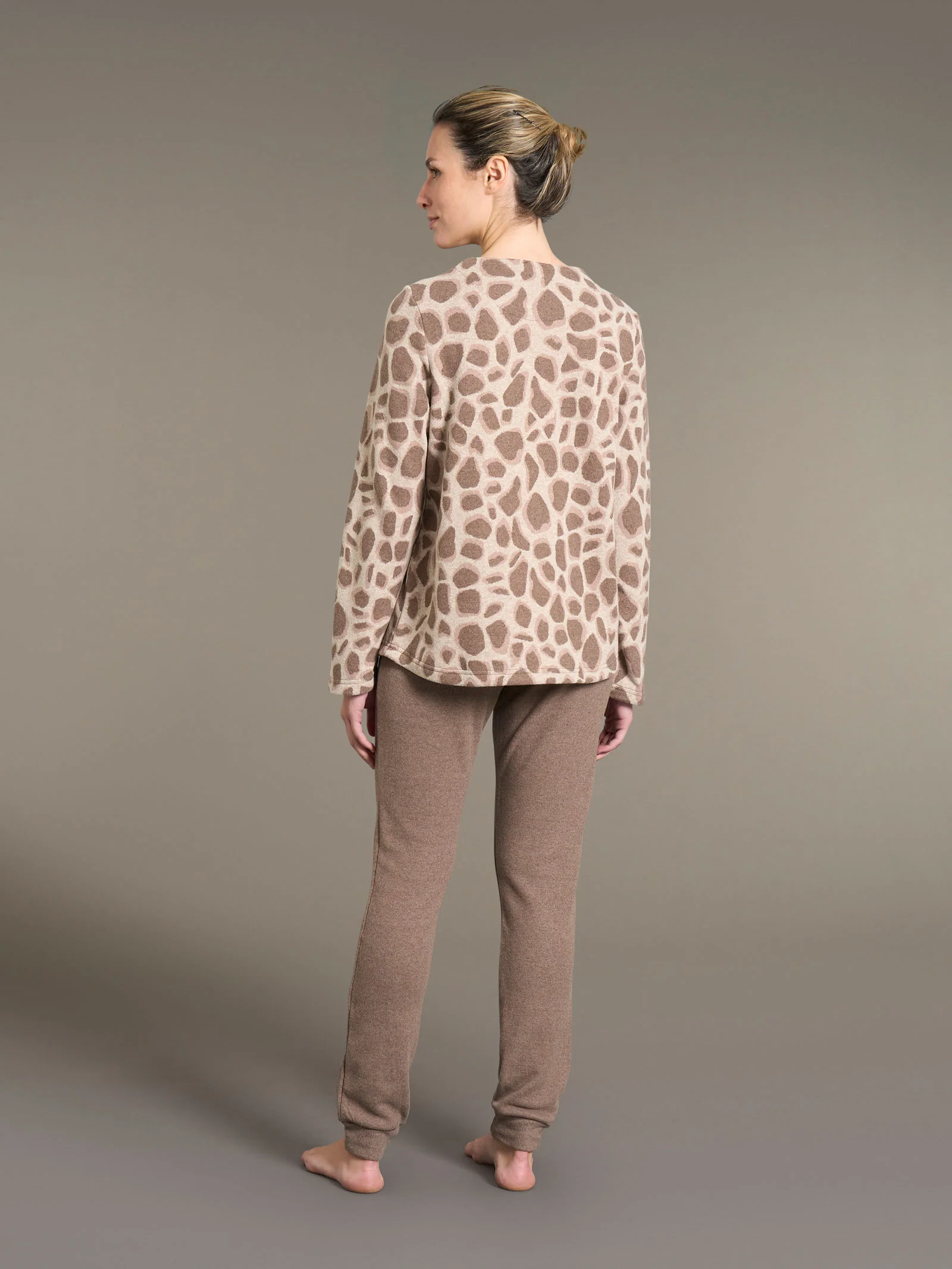 Pigiama a serafino con fantasia animalier in cotton eco pile - Fant.Caffe' - Image 2