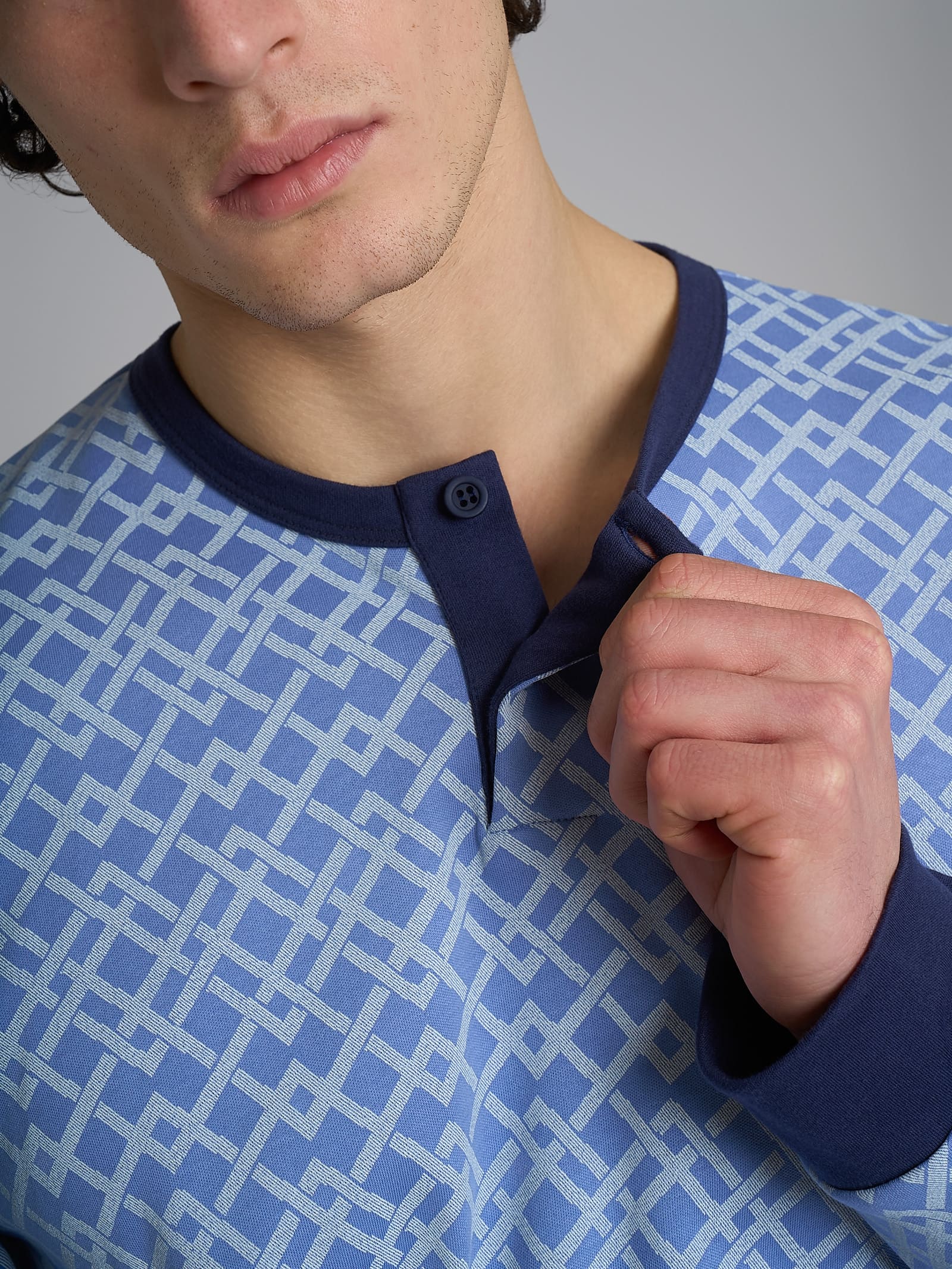Pigiama a serafino con fantasia in interlock di cotone - Fant. Colony Blue Greca - Image 3