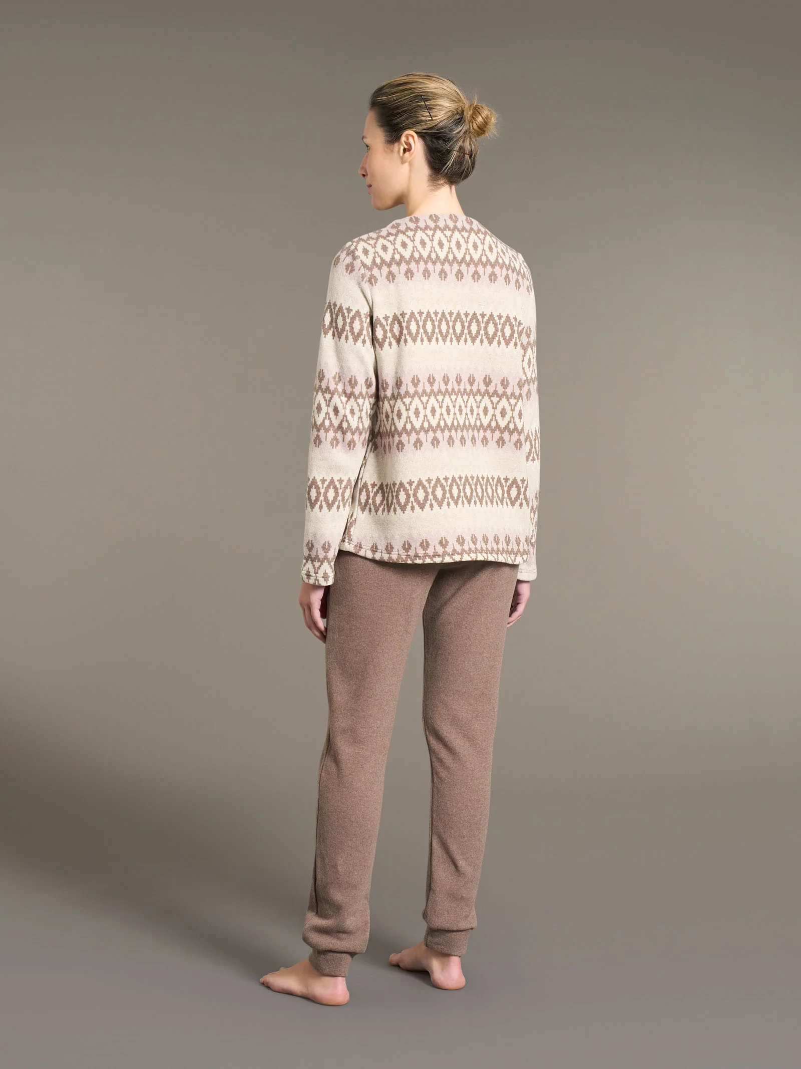 Pigiama a serafino con fantasia norvegese in Cotton Eco Pile - Fant.Cammello - Image 2