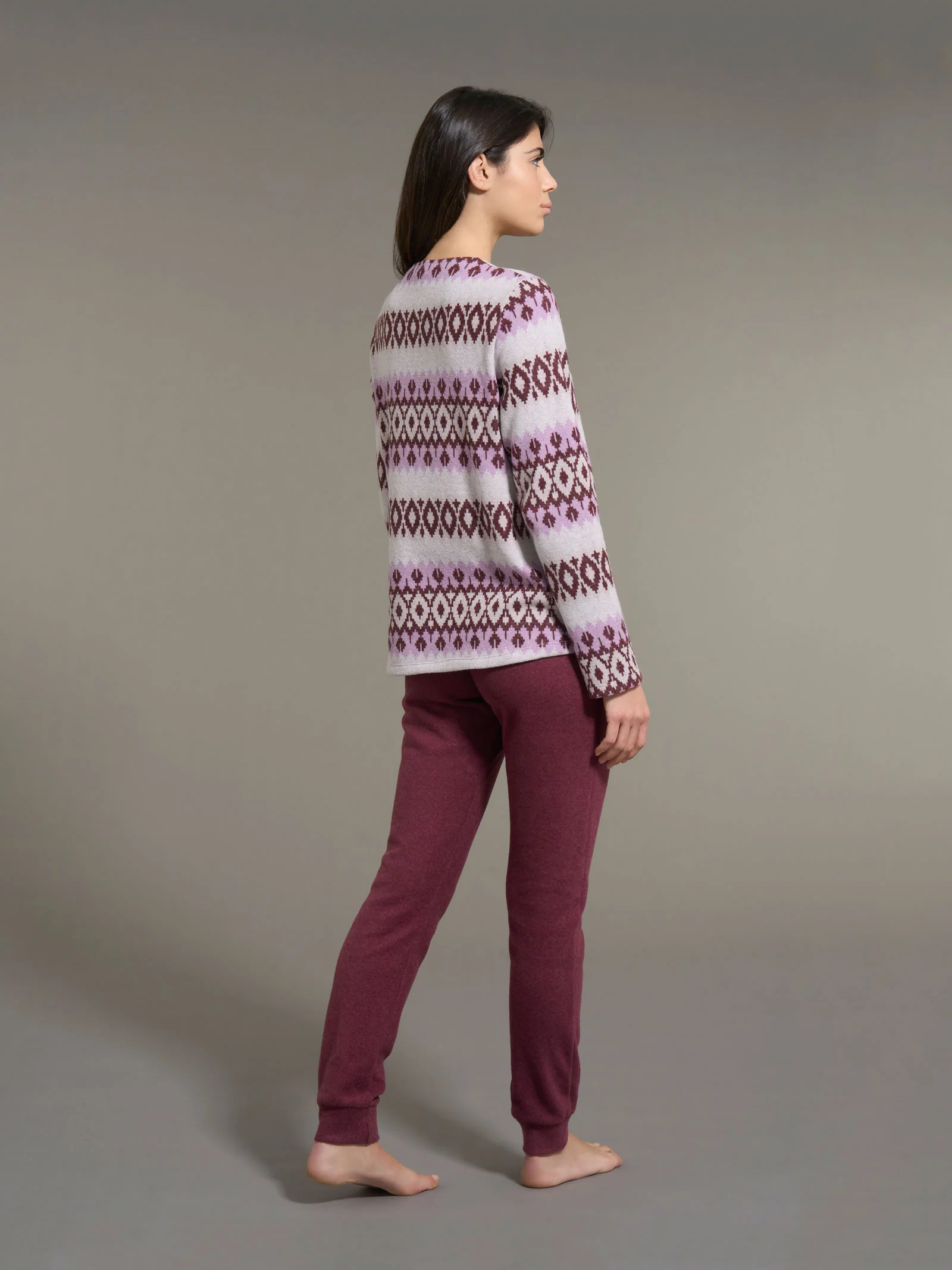 Pigiama a serafino con fantasia norvegese in Cotton Eco Pile - Fant.Viola - Image 2