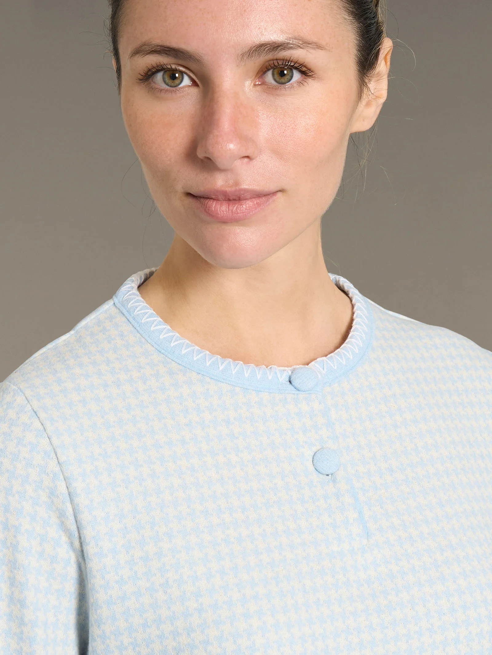 Pigiama a serafino con pied de poule in Cotton Eco Pile  - Fant. Sky Blue - Image 3