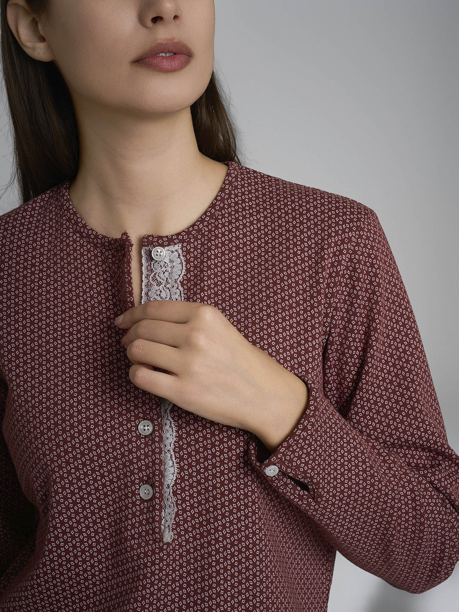 Pigiama a serafino con pizzo in Interlock di cotone 56-60 - Fant. Henna Micro Cravatier - Image 3