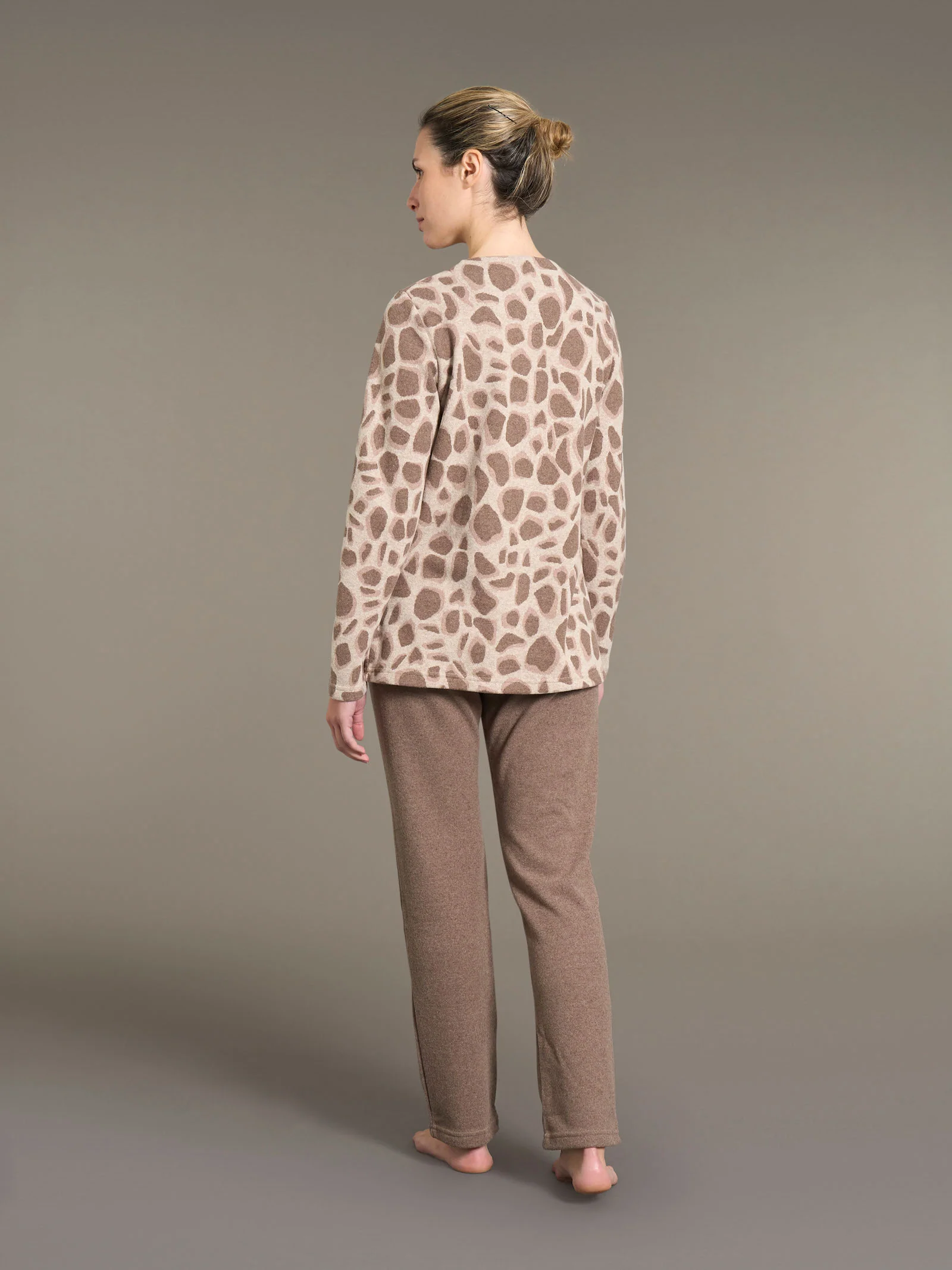 Pigiama aperto con fantasia animalier in cotton eco pile - Fant.Caffe' - Image 2