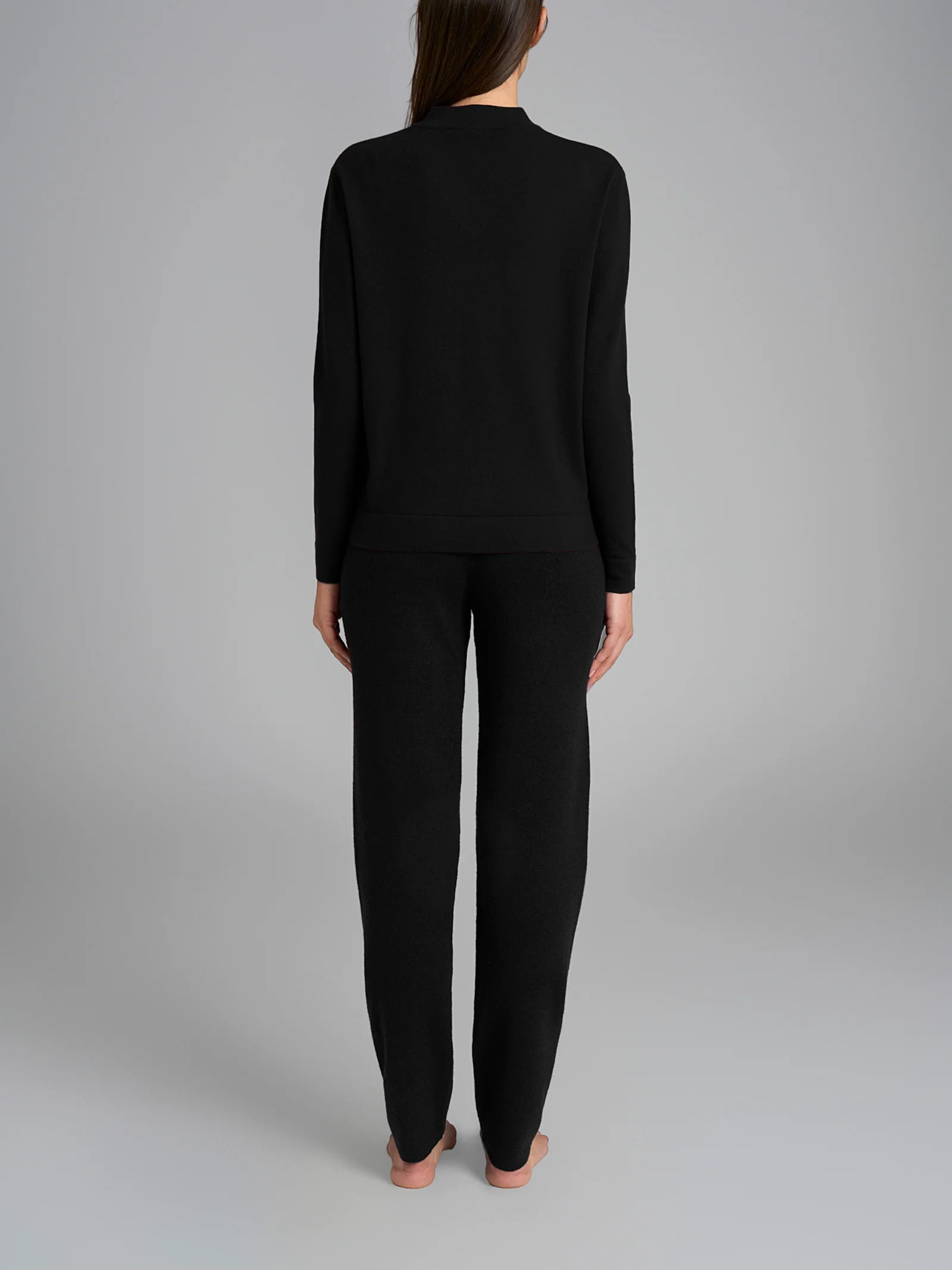 Pigiama con scollo a V in Super Soft  - Nero - Image 2