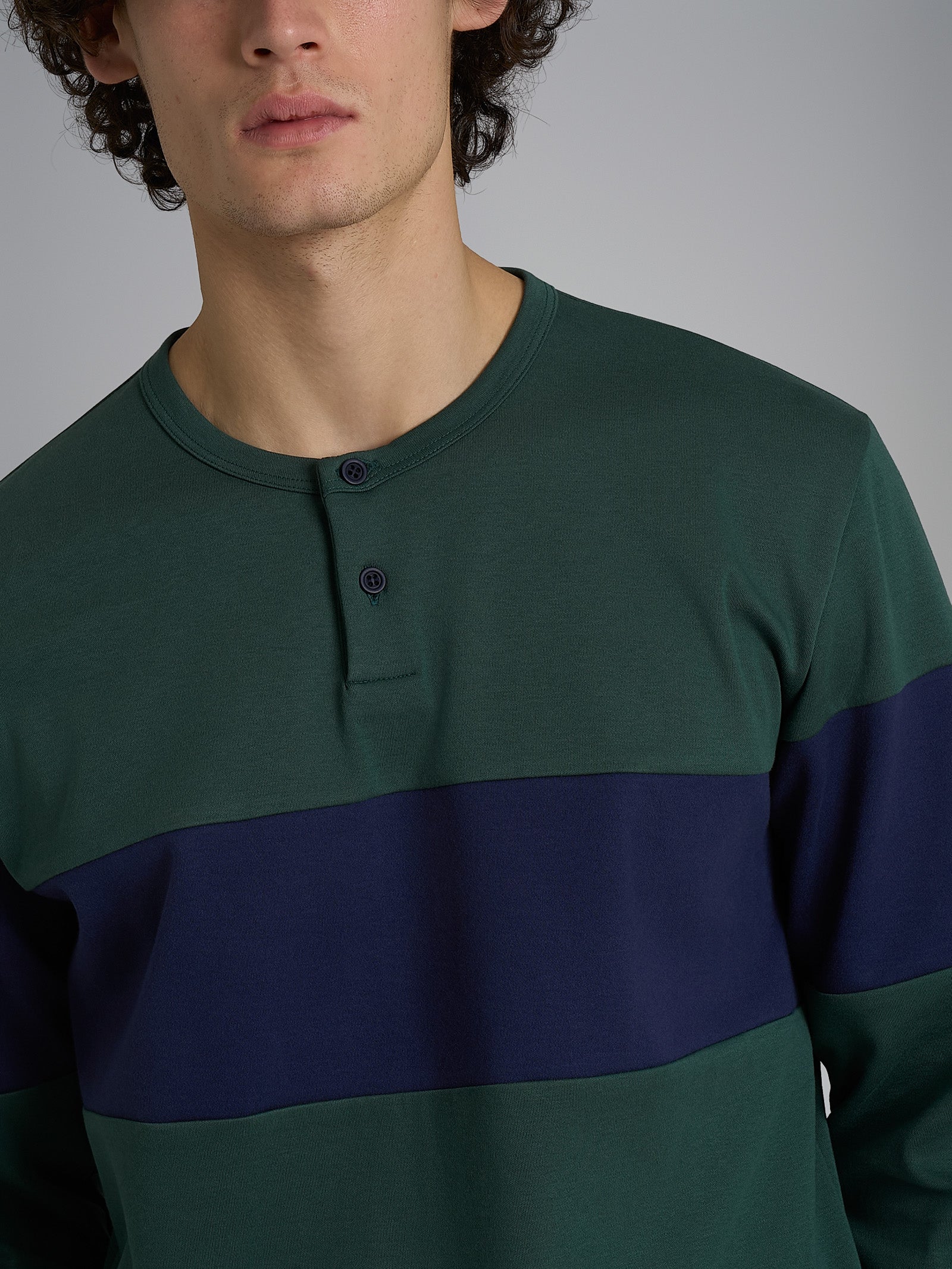 Pigiama serafino con fascia orizzontale in interlock di cotone - Fant. Trekking Green - Image 3