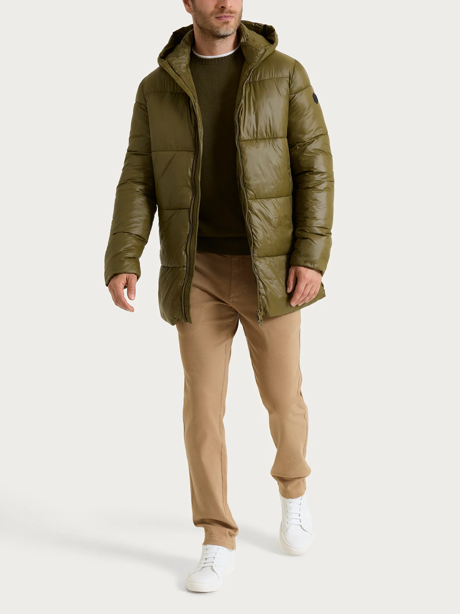 Piumino shiny con cappuccio in Vegan Down - Dark Olive - Image 4