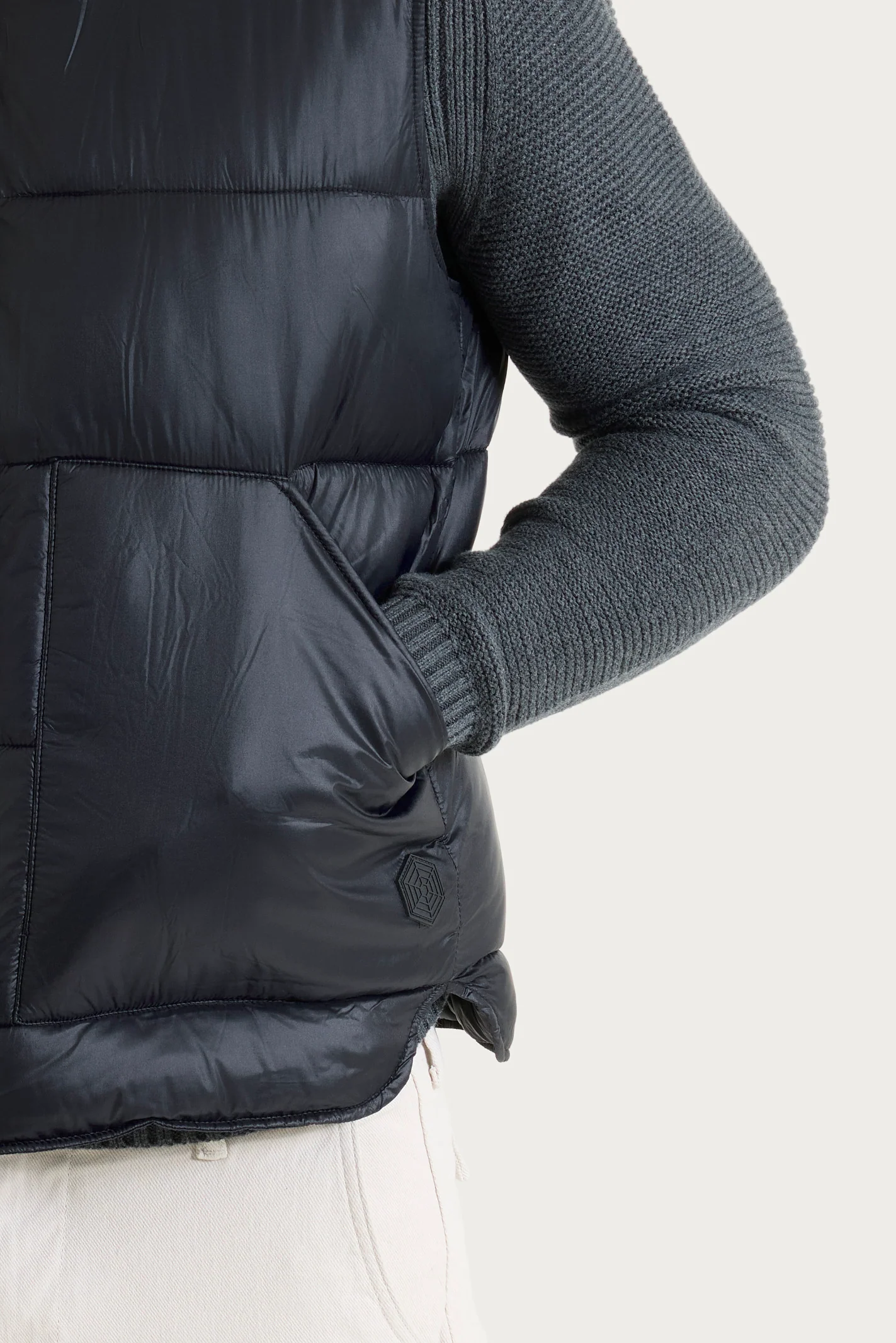 Piumino shiny smanicato in Vegan Down - Nero - Image 3