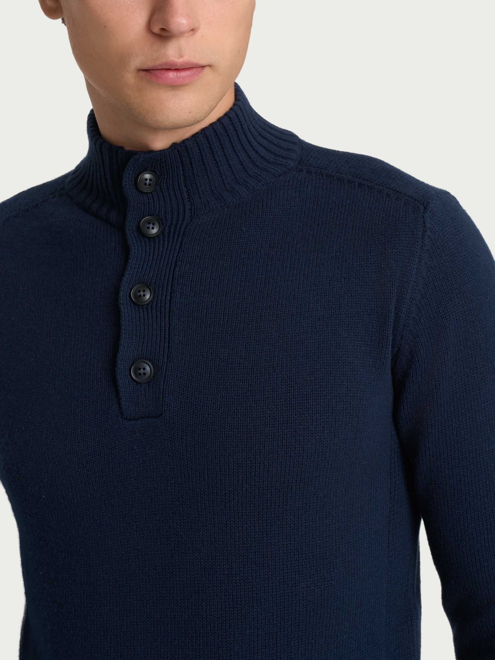 Pull con bottoni in Nice Wool - Bleu - Image 3