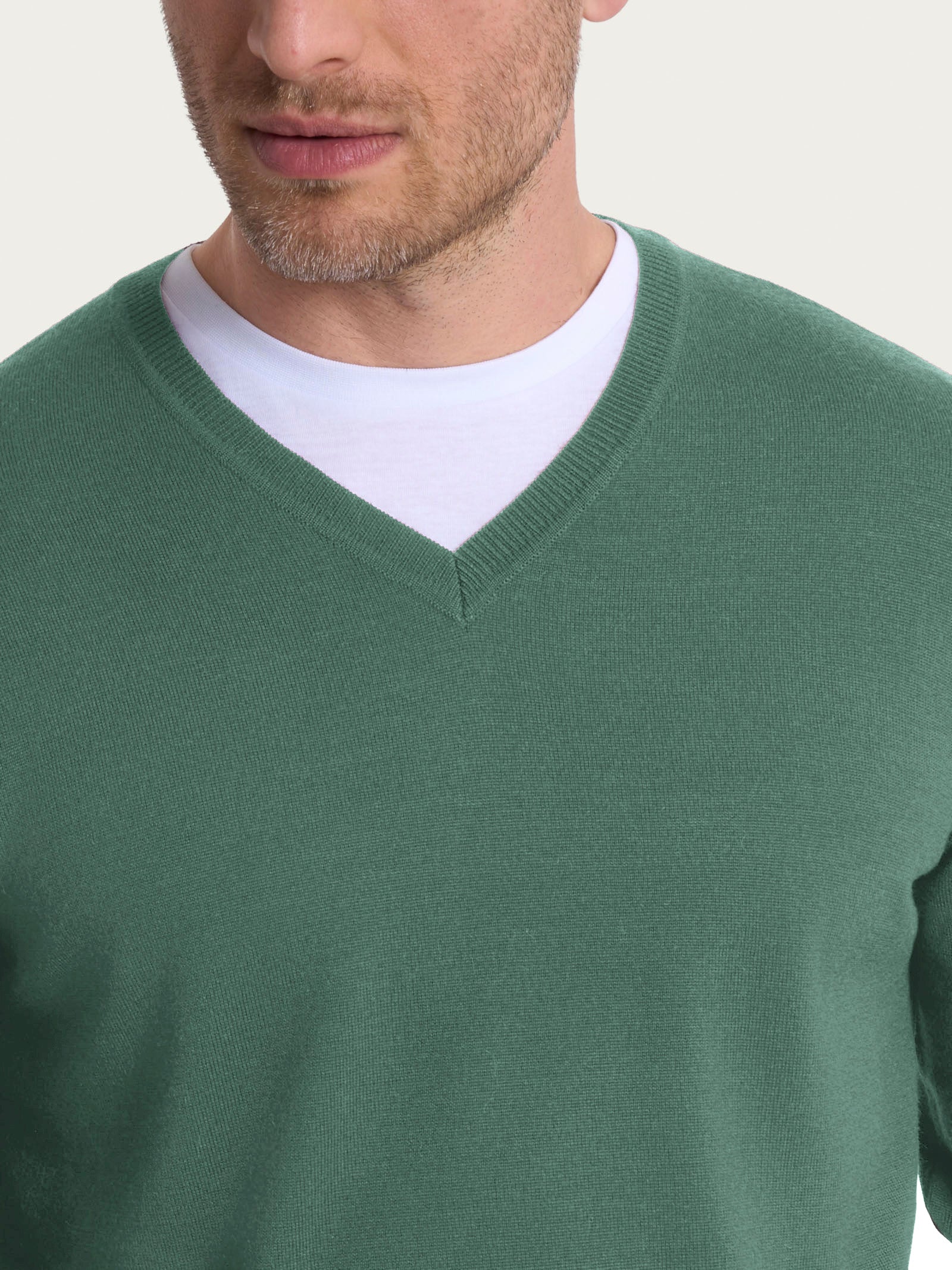 Pull con scollo a V in maglia unita in Merino Soft - Dark Forest  - Image 3