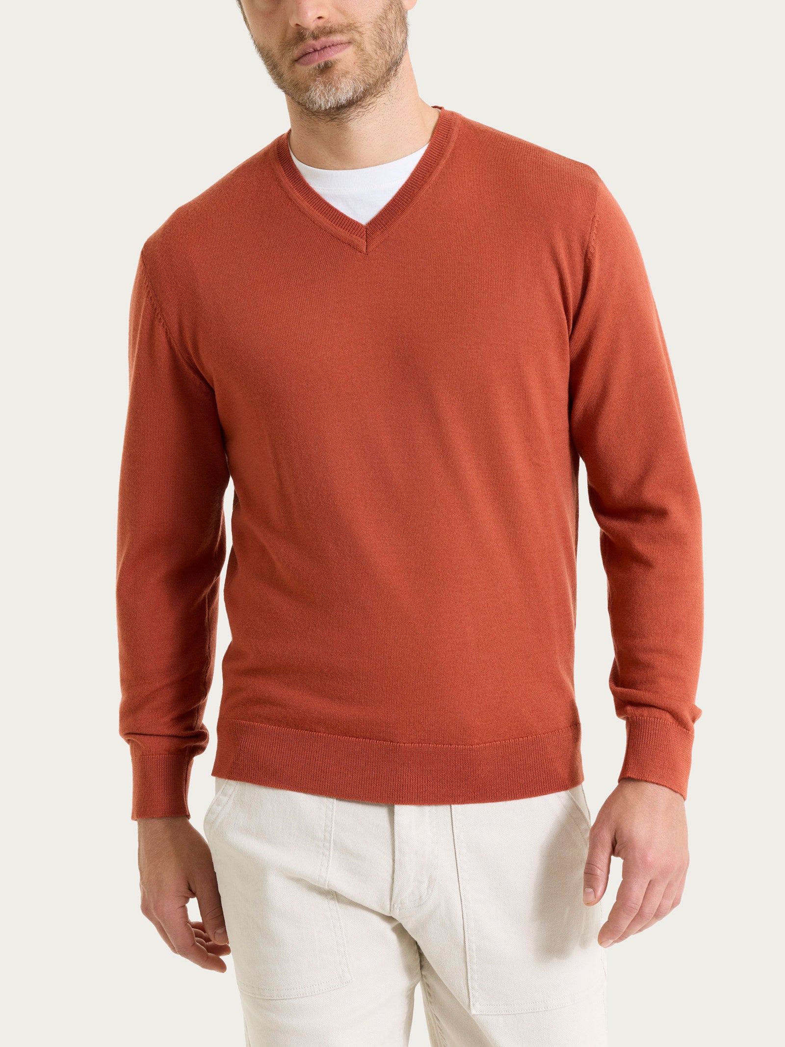 Pull con scollo a V in maglia unita in Merino Soft - Rust - Image 2