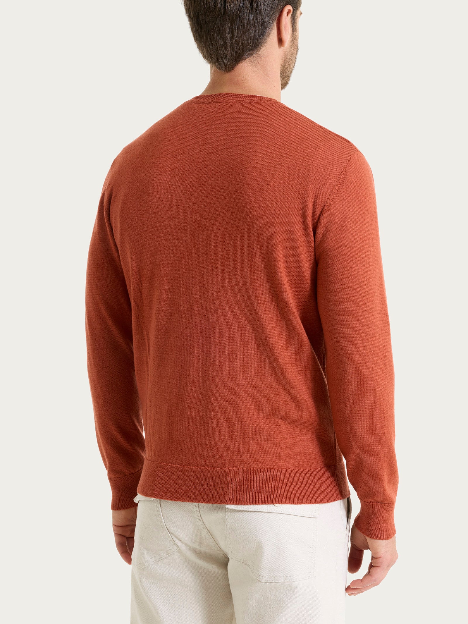 Pull con scollo a V in maglia unita in Merino Soft - Rust - Image 3