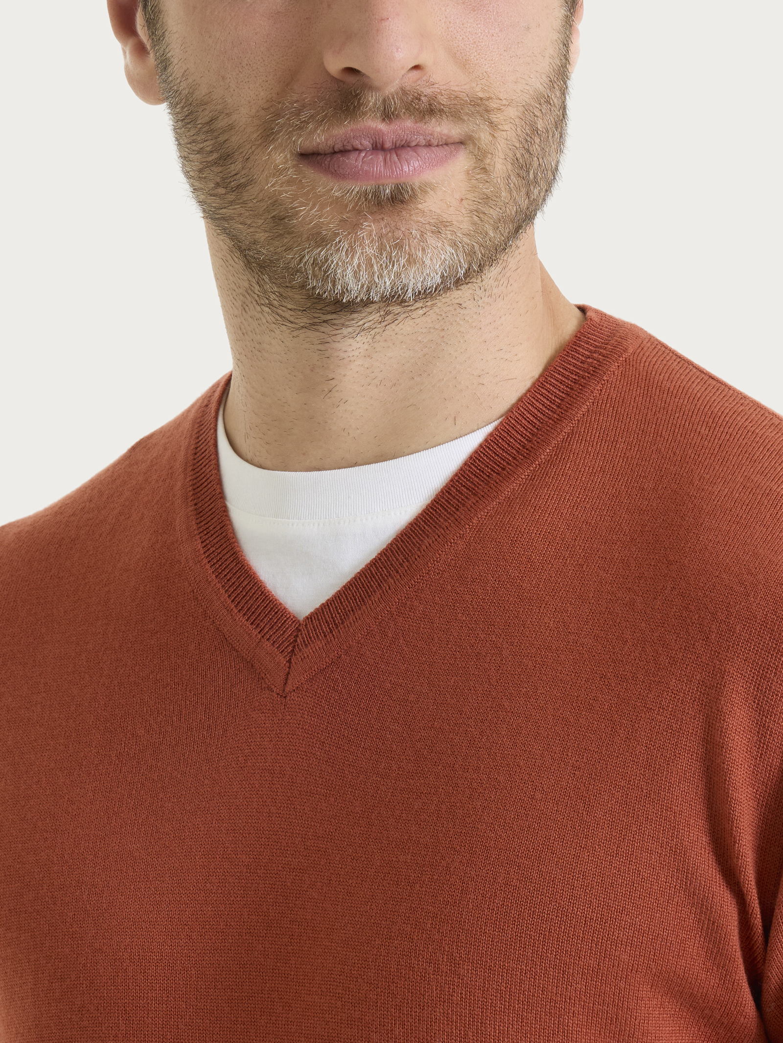 Pull con scollo a V in maglia unita in Merino Soft - Rust - Image 4
