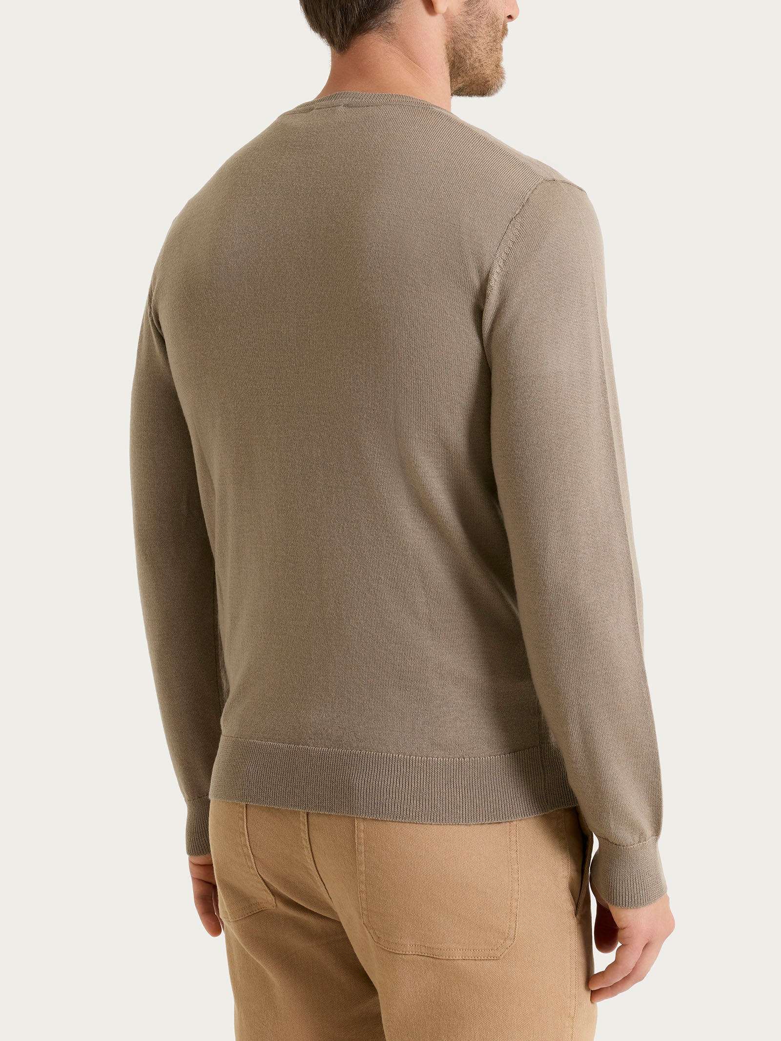 Pull con scollo a V in maglia unita in Merino Soft - Weathered Teak - Image 2