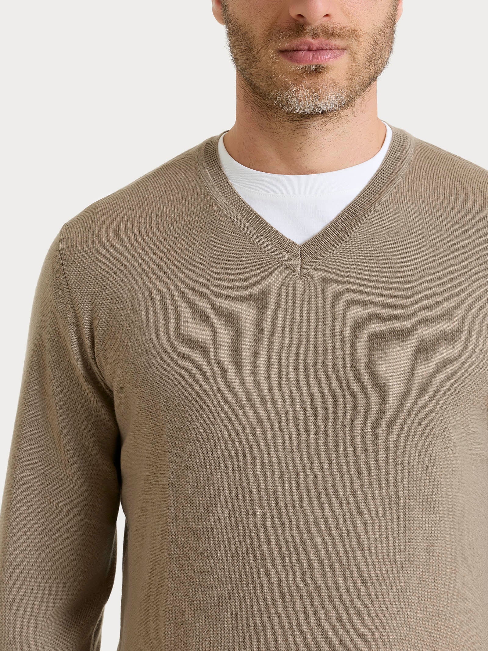 Pull con scollo a V in maglia unita in Merino Soft - Weathered Teak - Image 3